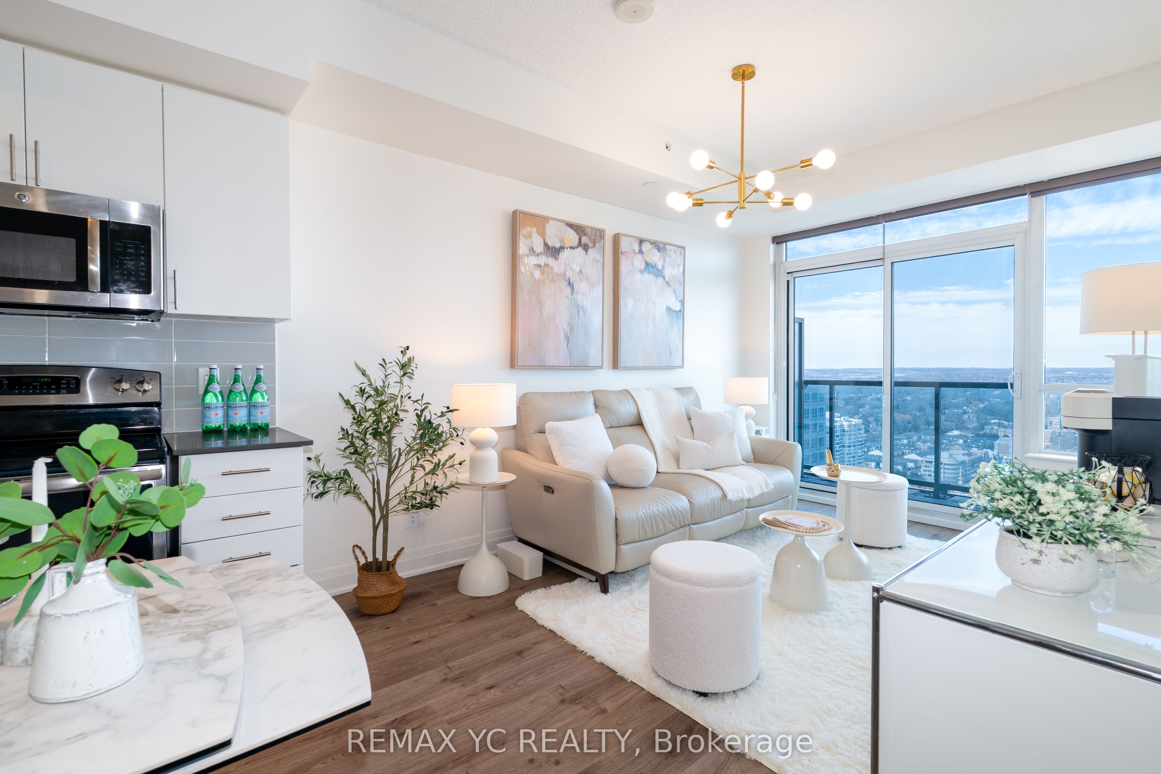 7165 Yonge Street PH201