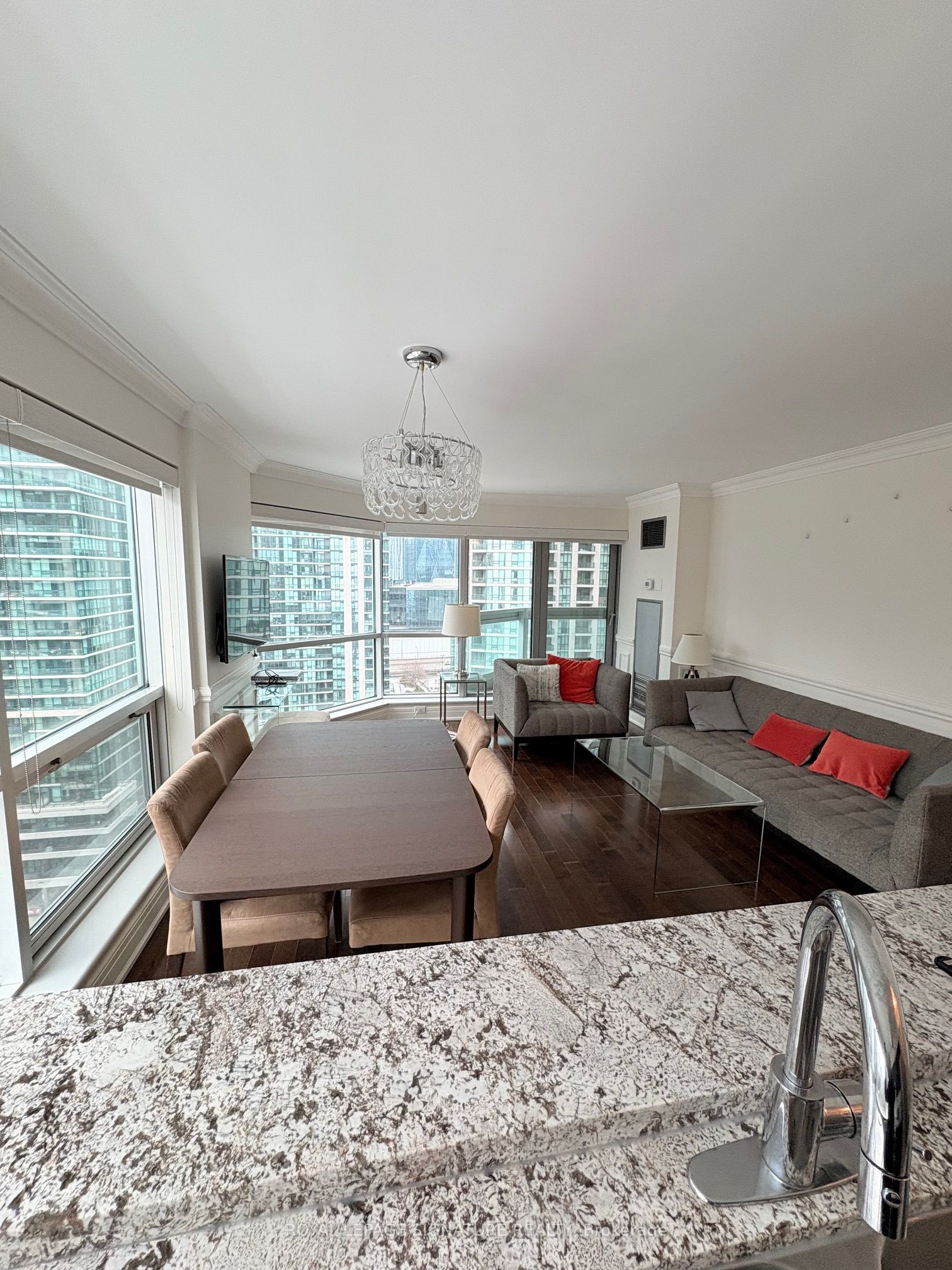 10 Queens Quay W 1810