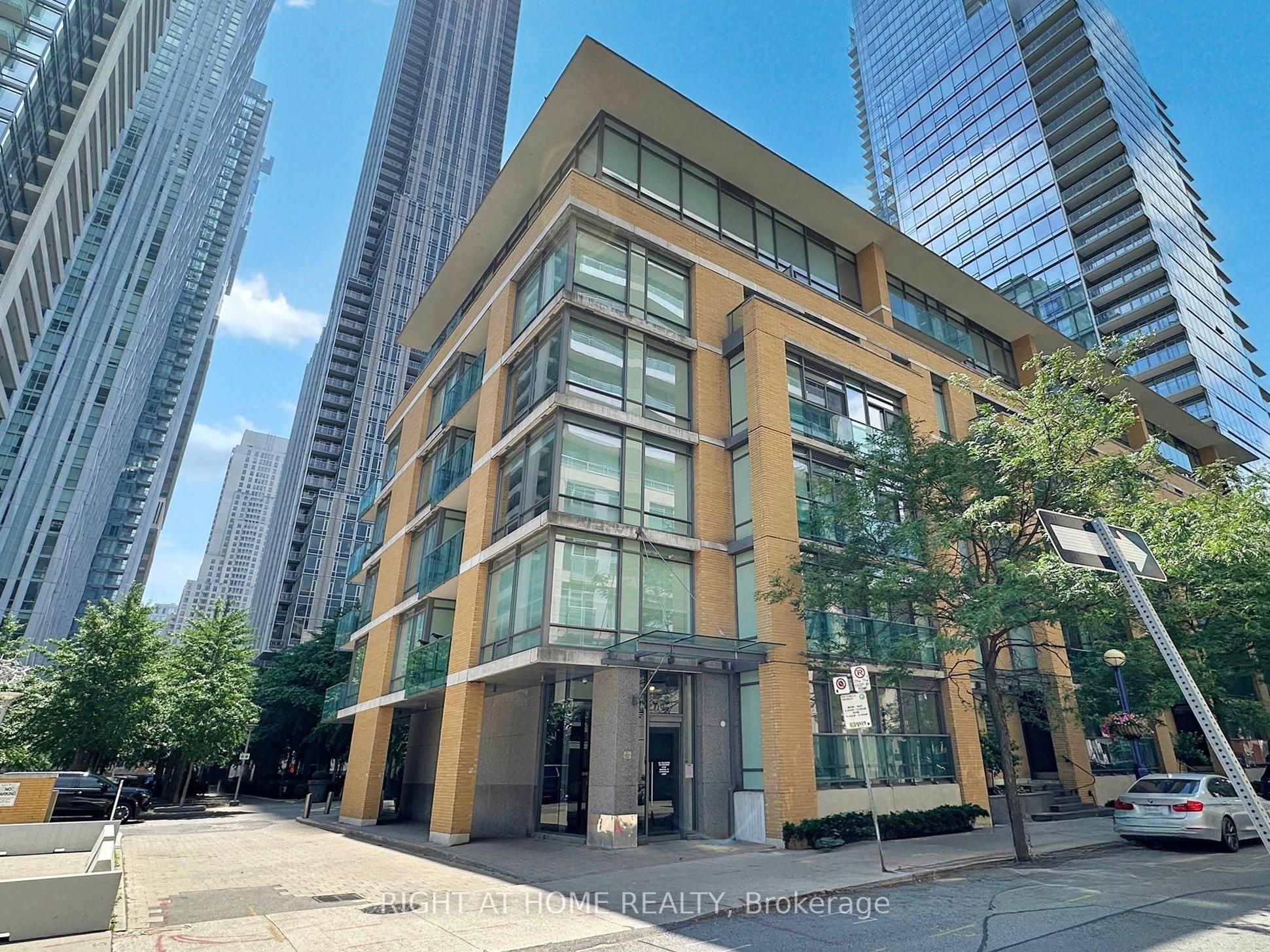 21 Scollard Street 207