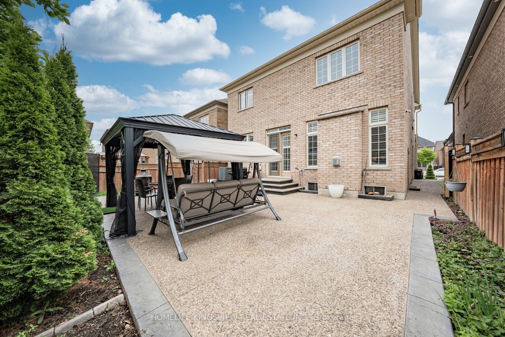 61 Ross Vennare Crescent