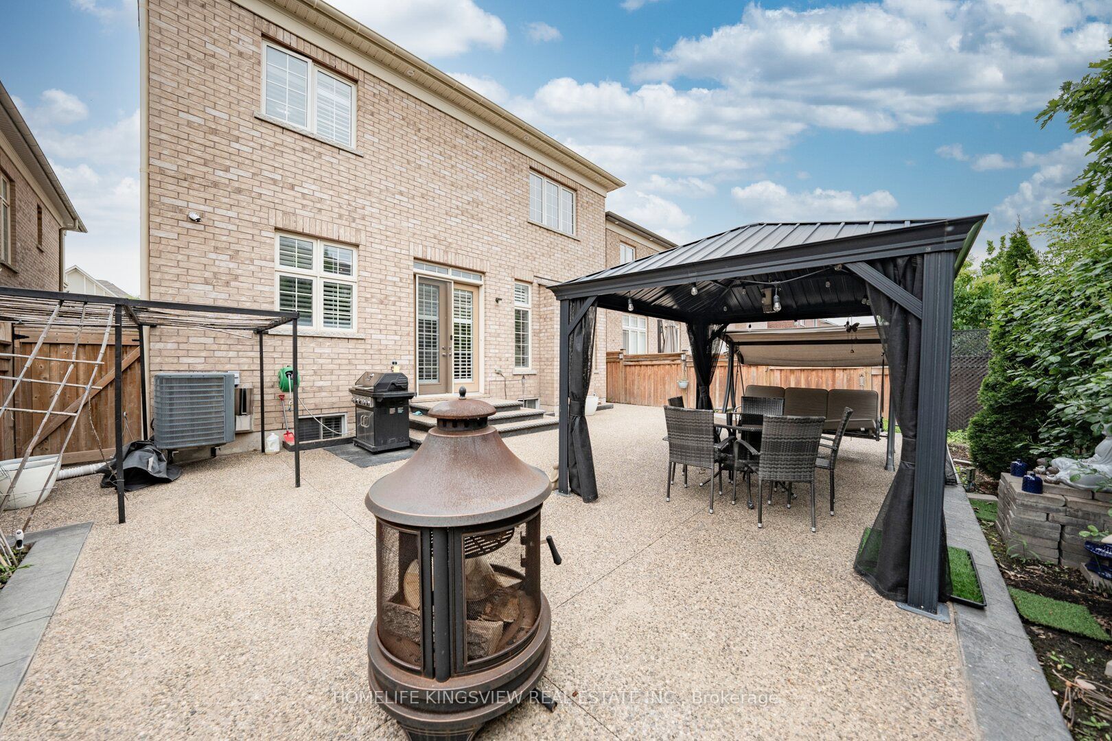 61 Ross Vennare Crescent