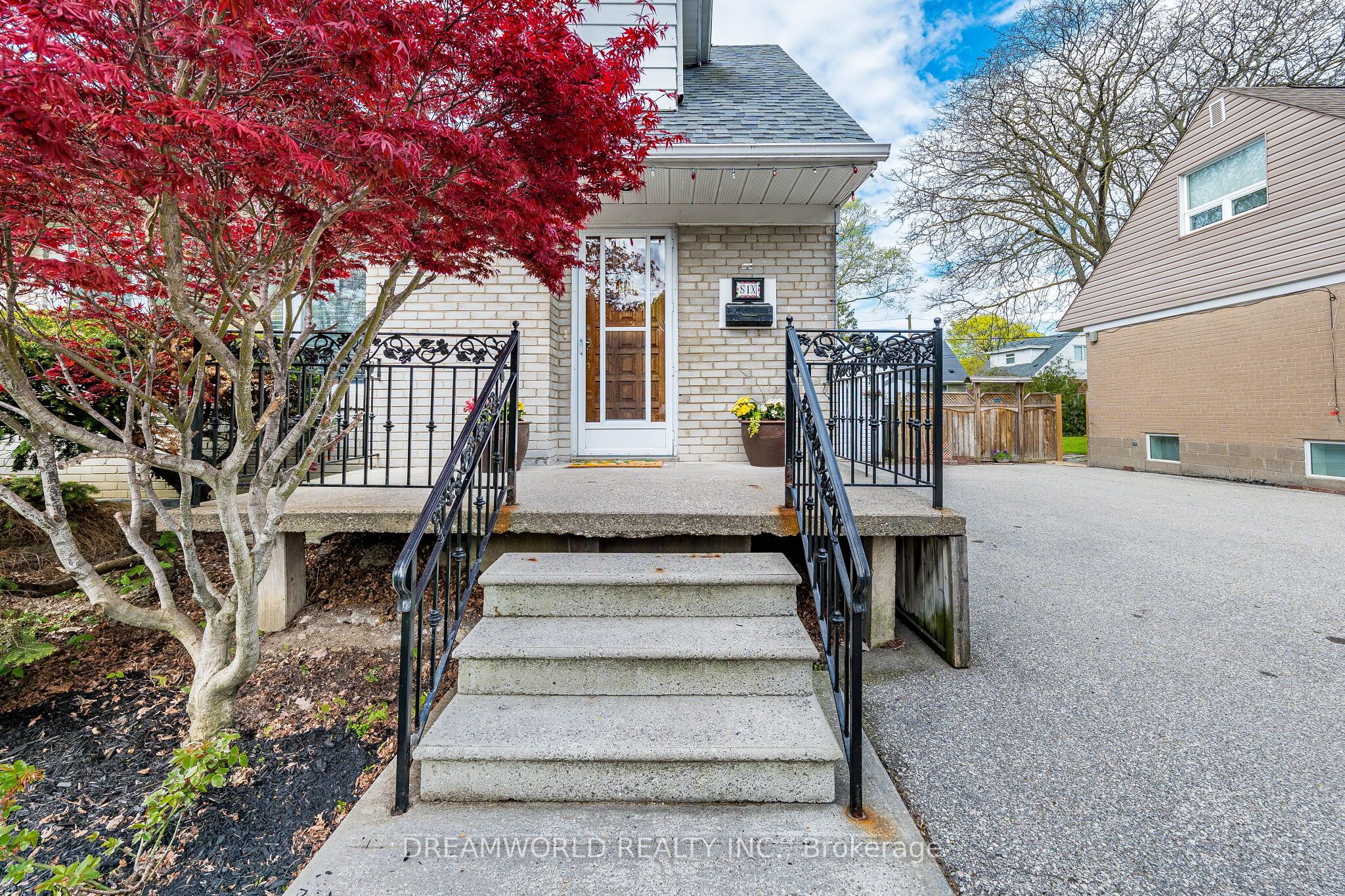 6 Esmond Crescent