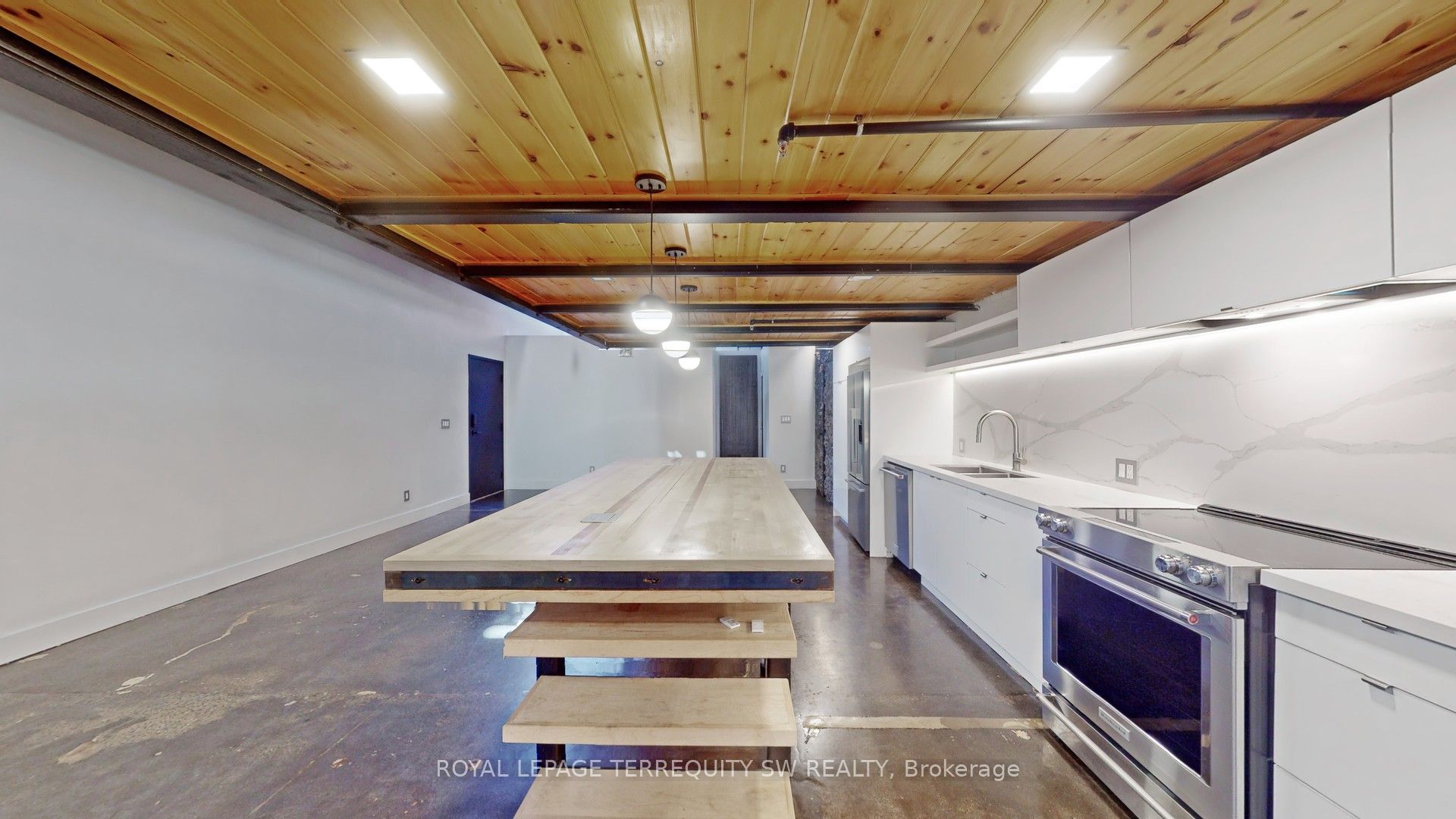 326 Carlaw Avenue 124