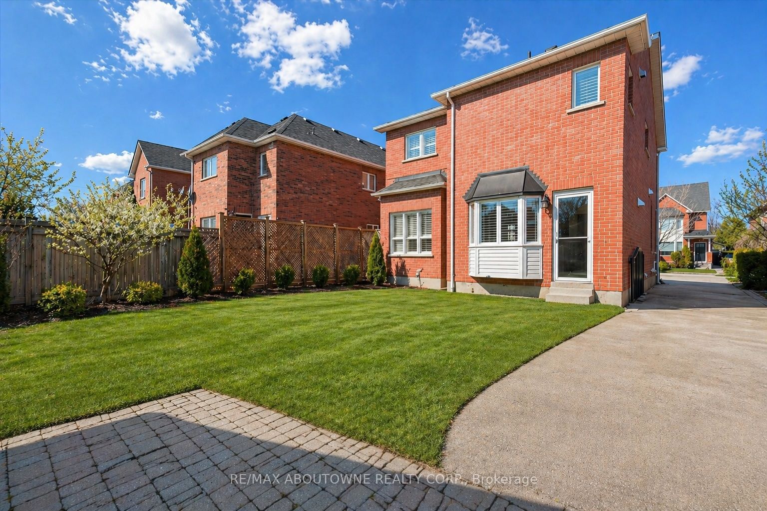 2484 Capilano Crescent