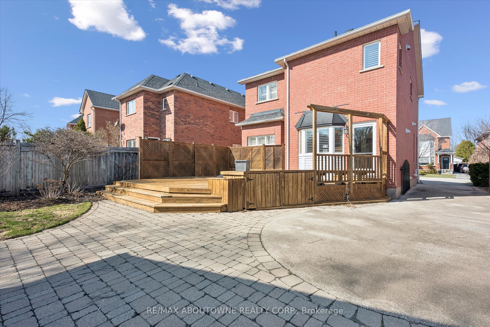 2484 Capilano Crescent