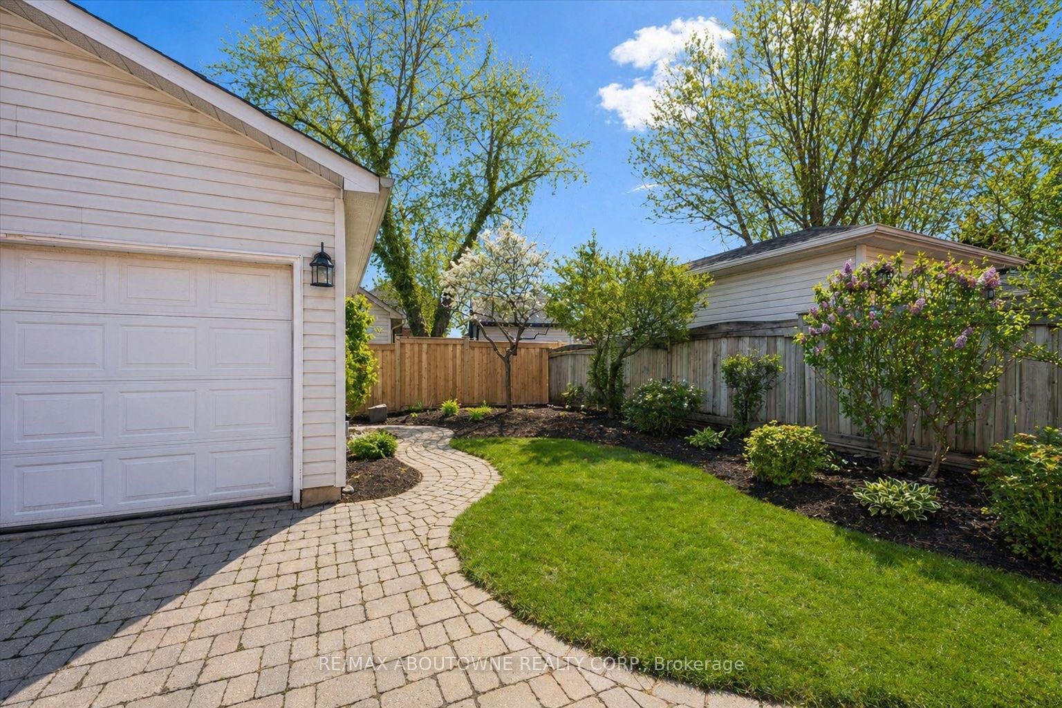2484 Capilano Crescent