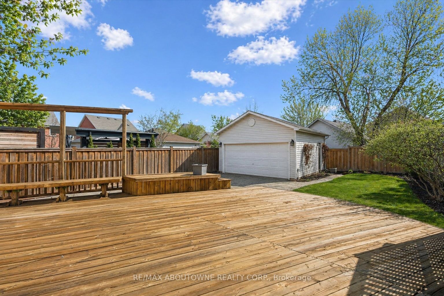 2484 Capilano Crescent