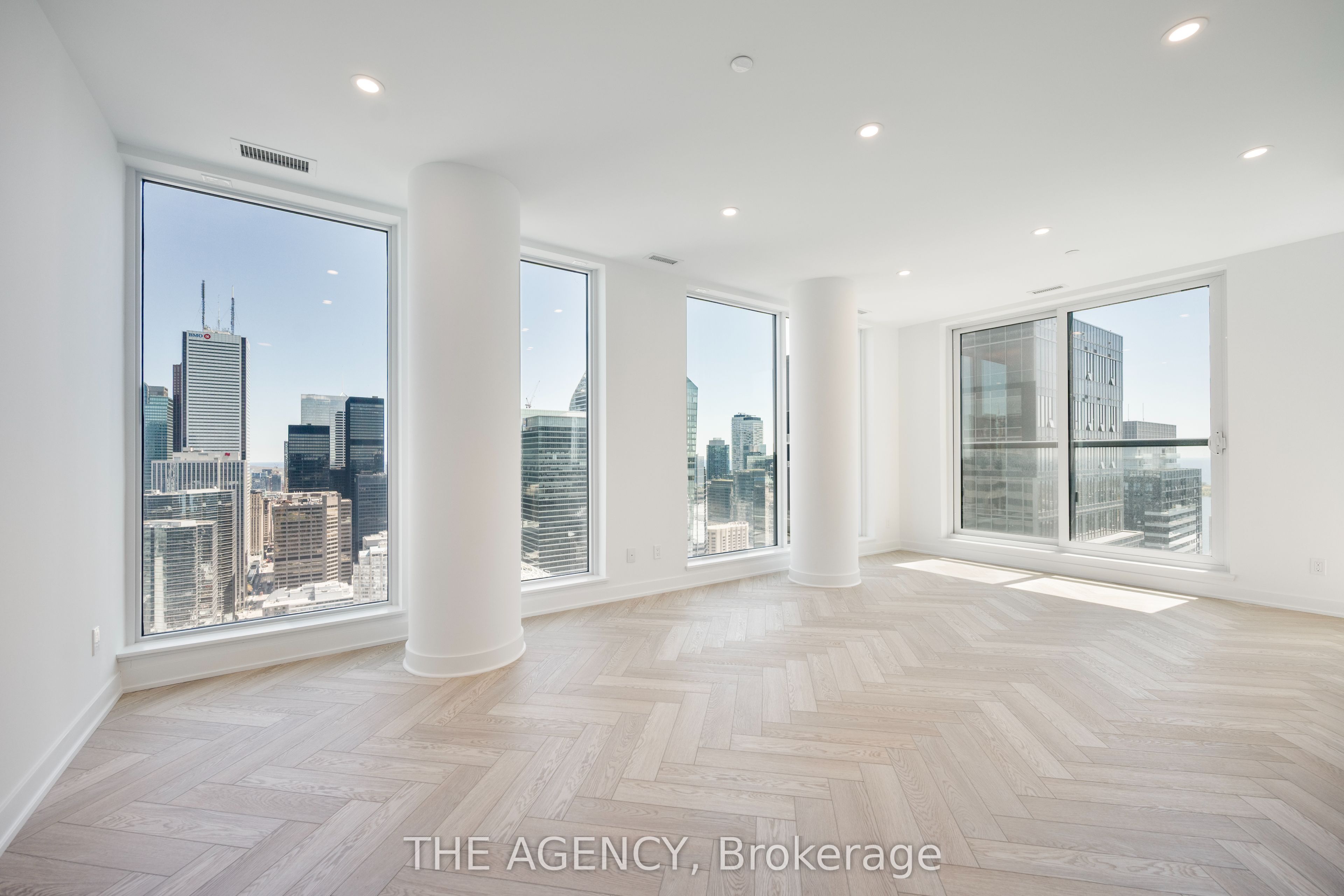 327 King Street W PH01
