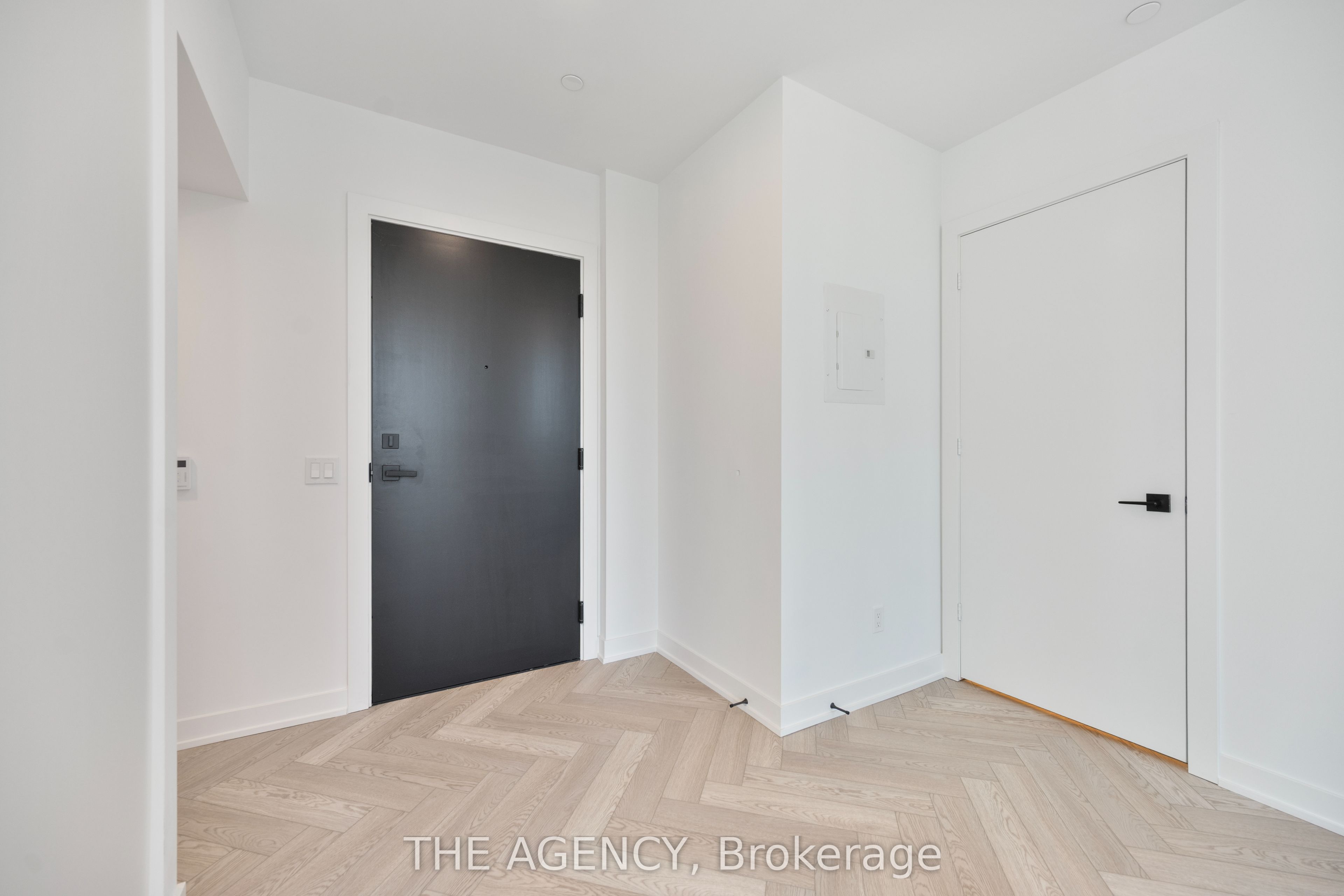 327 King Street W PH01