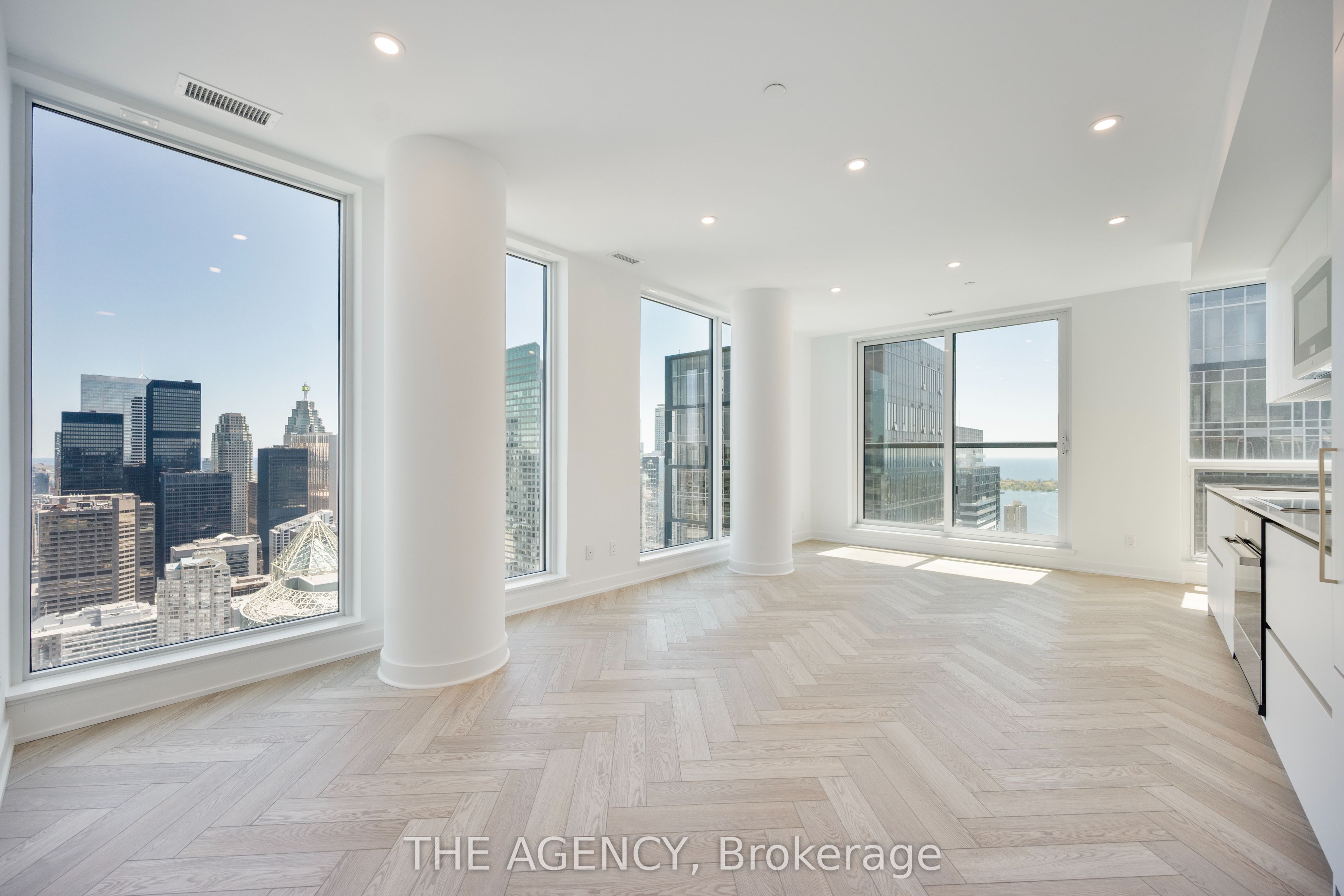 327 King Street W PH01