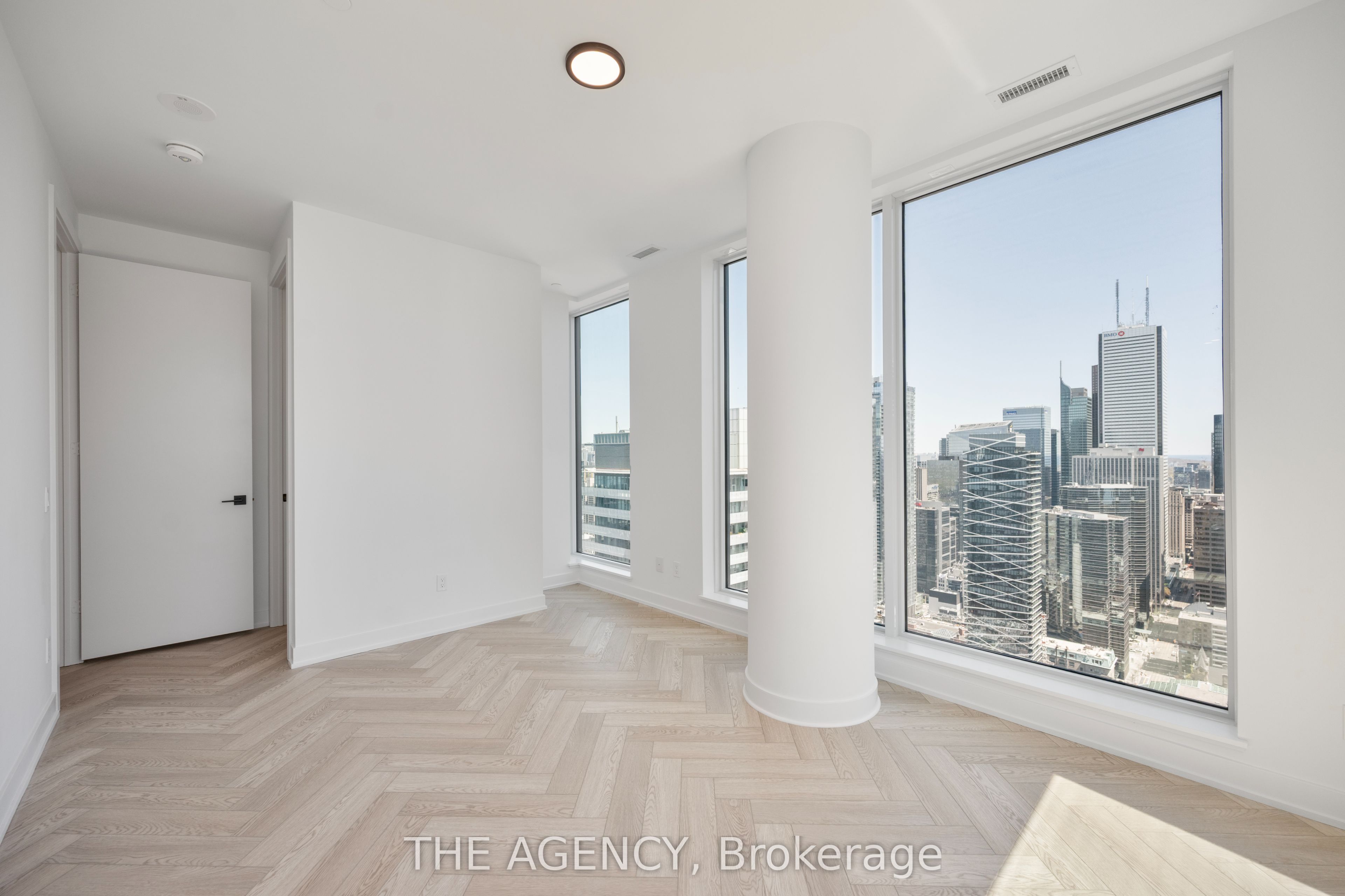 327 King Street W PH01