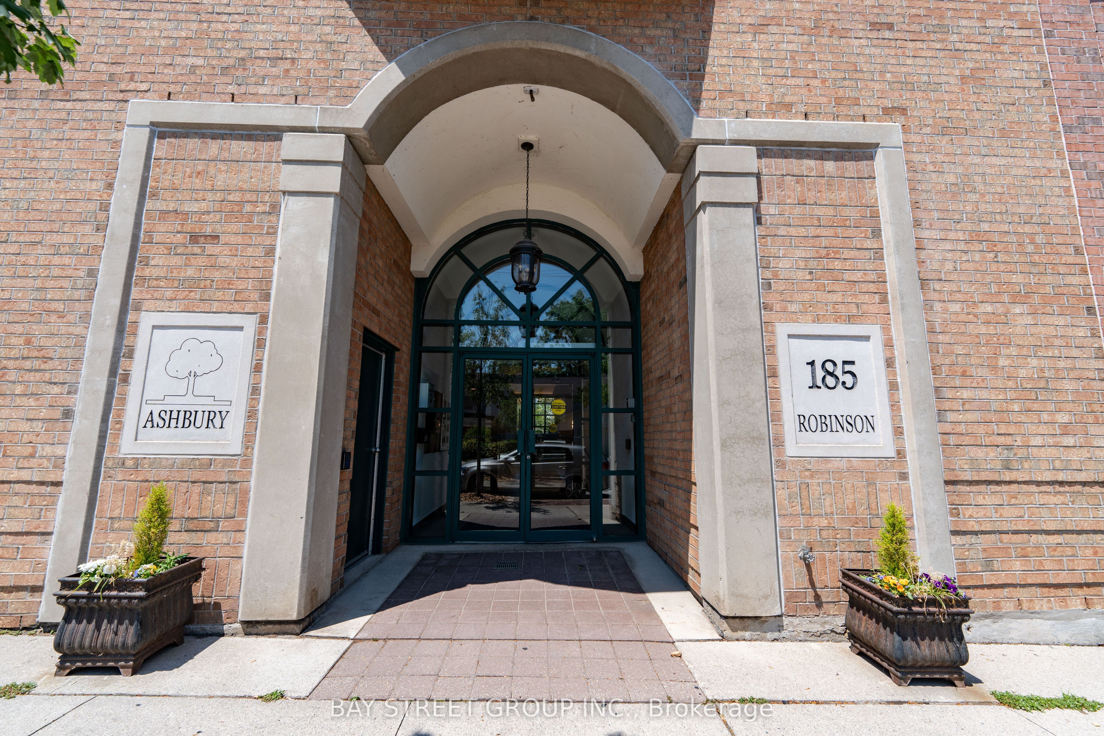 185 Robinson Street 208
