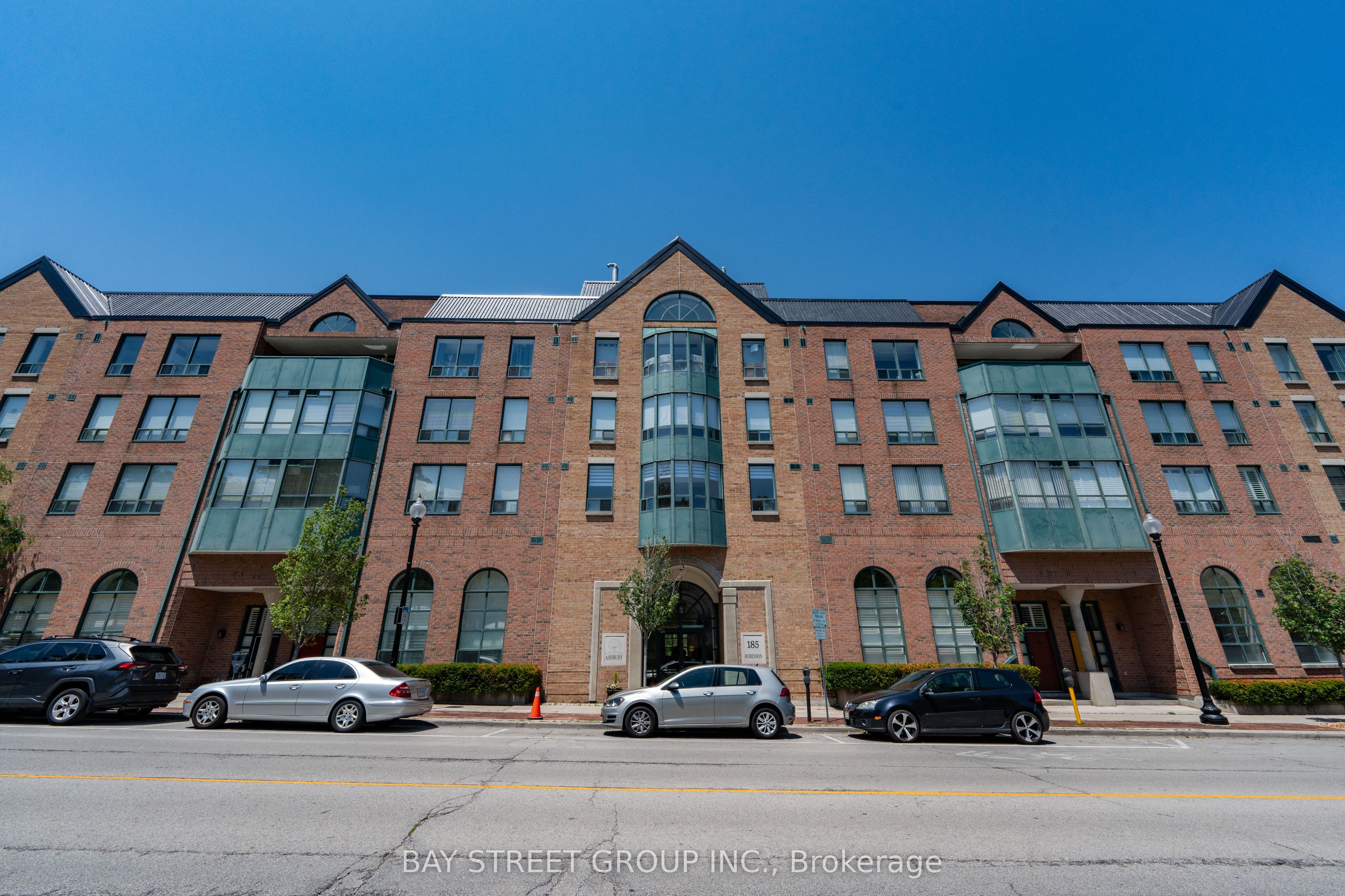 185 Robinson Street 208