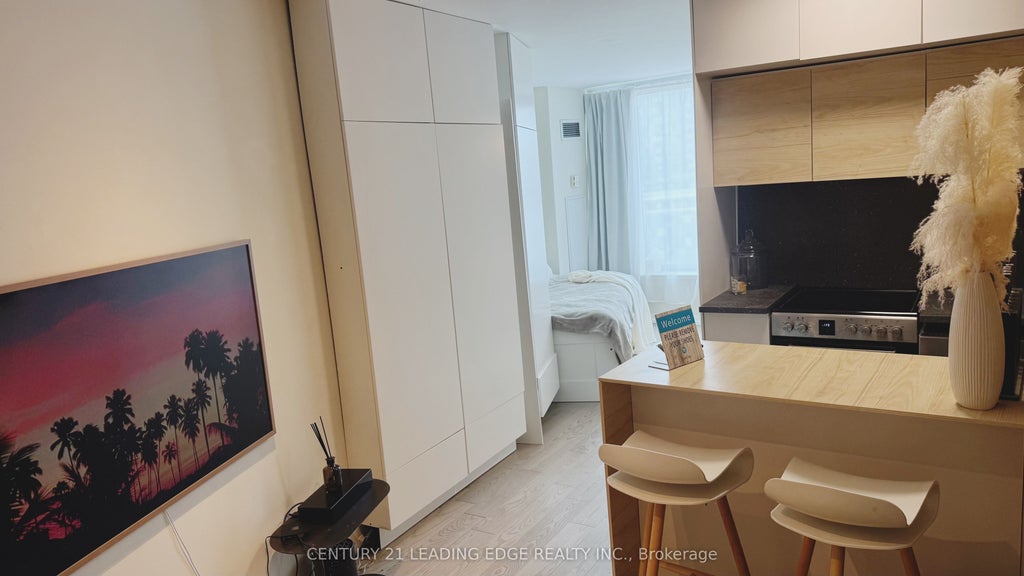 Photo of 650 Queens Quay W #1821, Toronto, ON M5V 3N2 (MLS # C13735488)