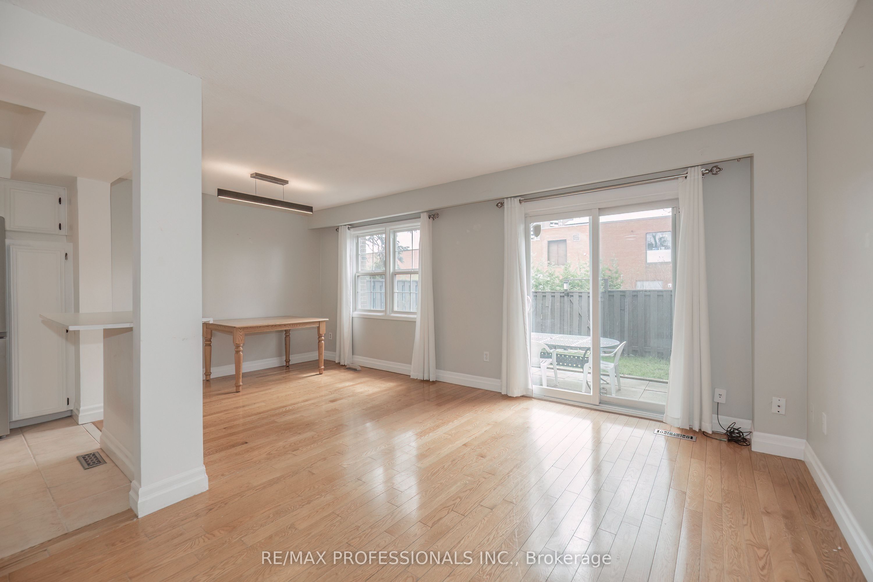 1951 Rathburn Road E 20