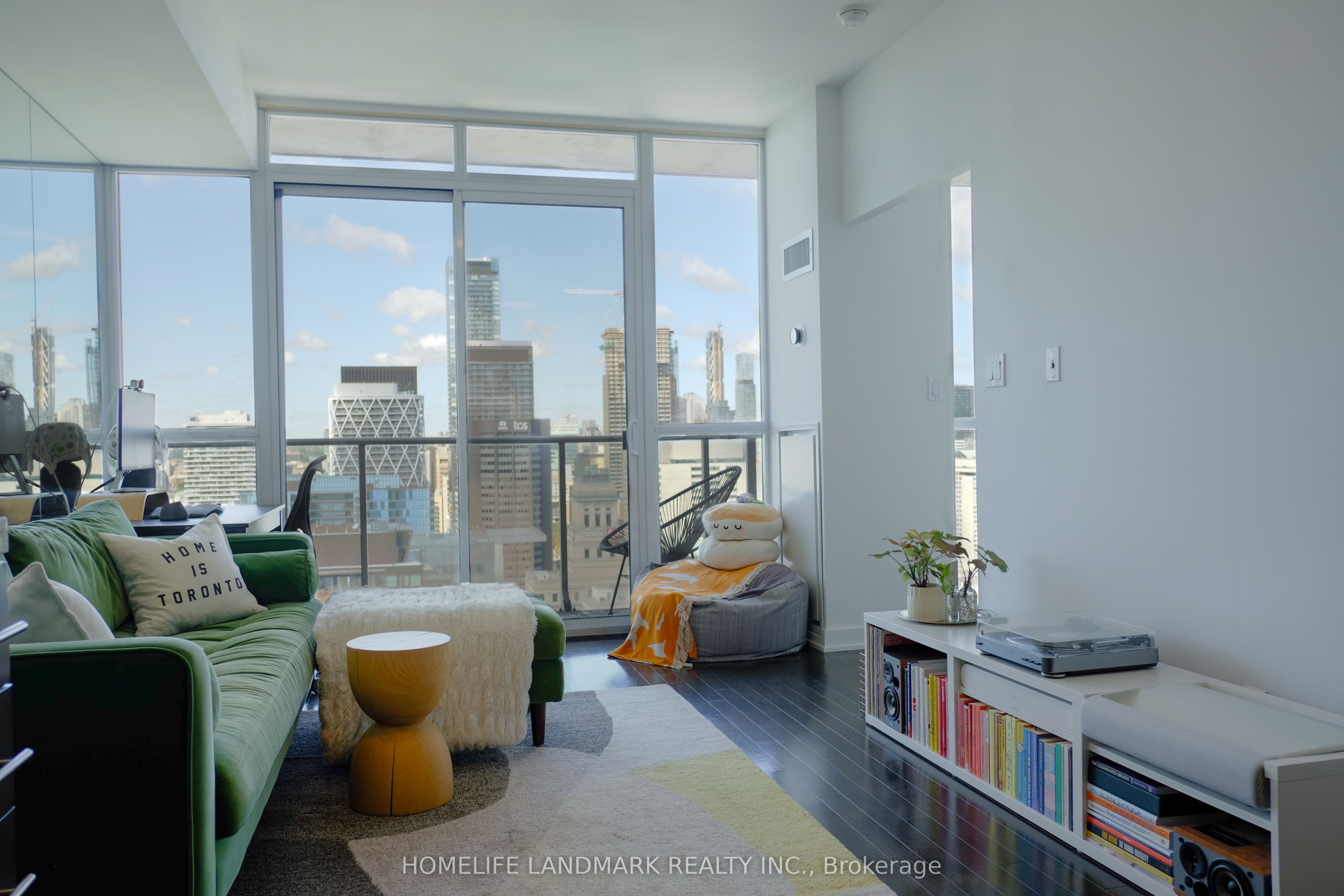126 Simcoe Street 3306