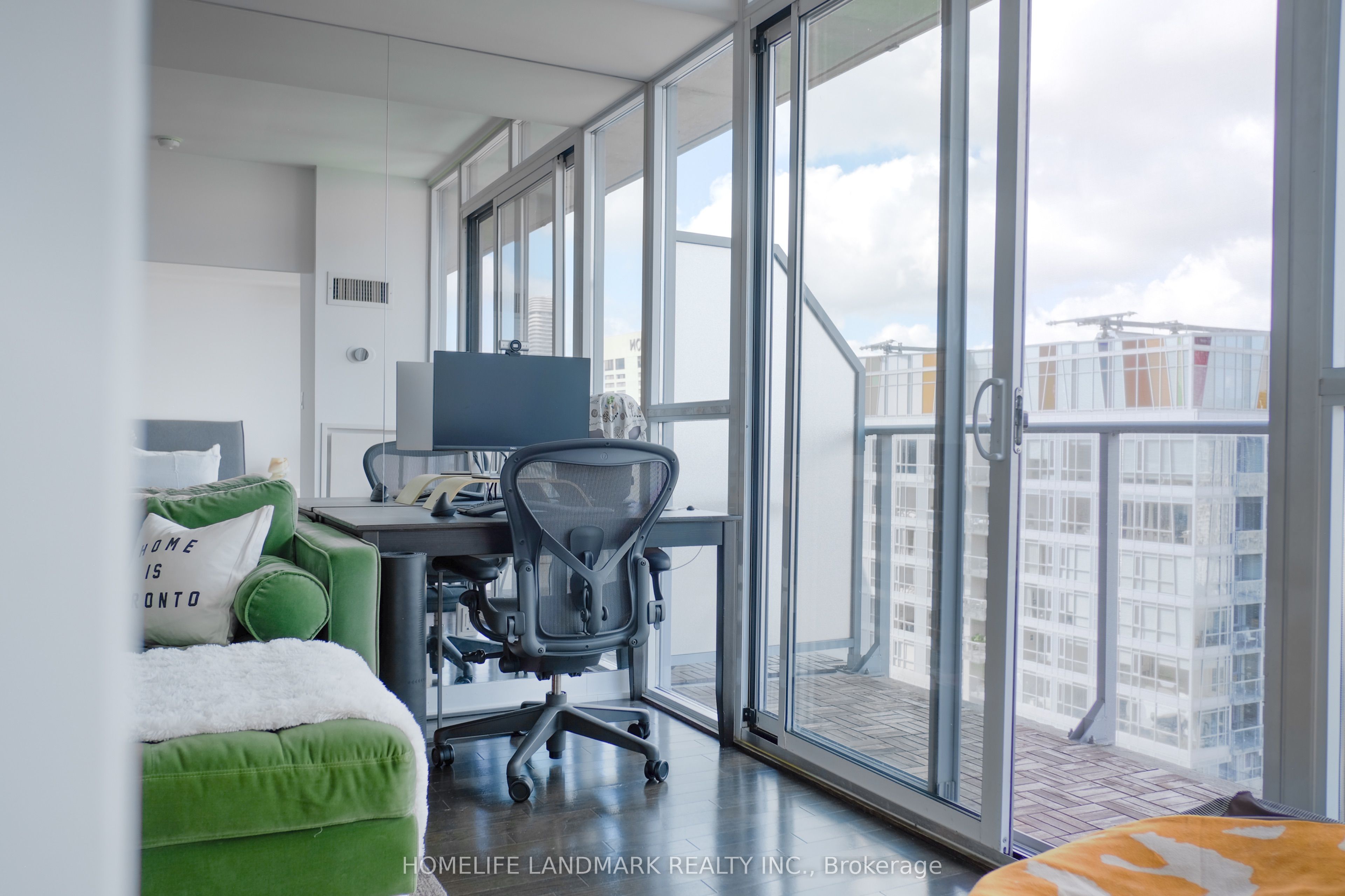 126 Simcoe Street 3306