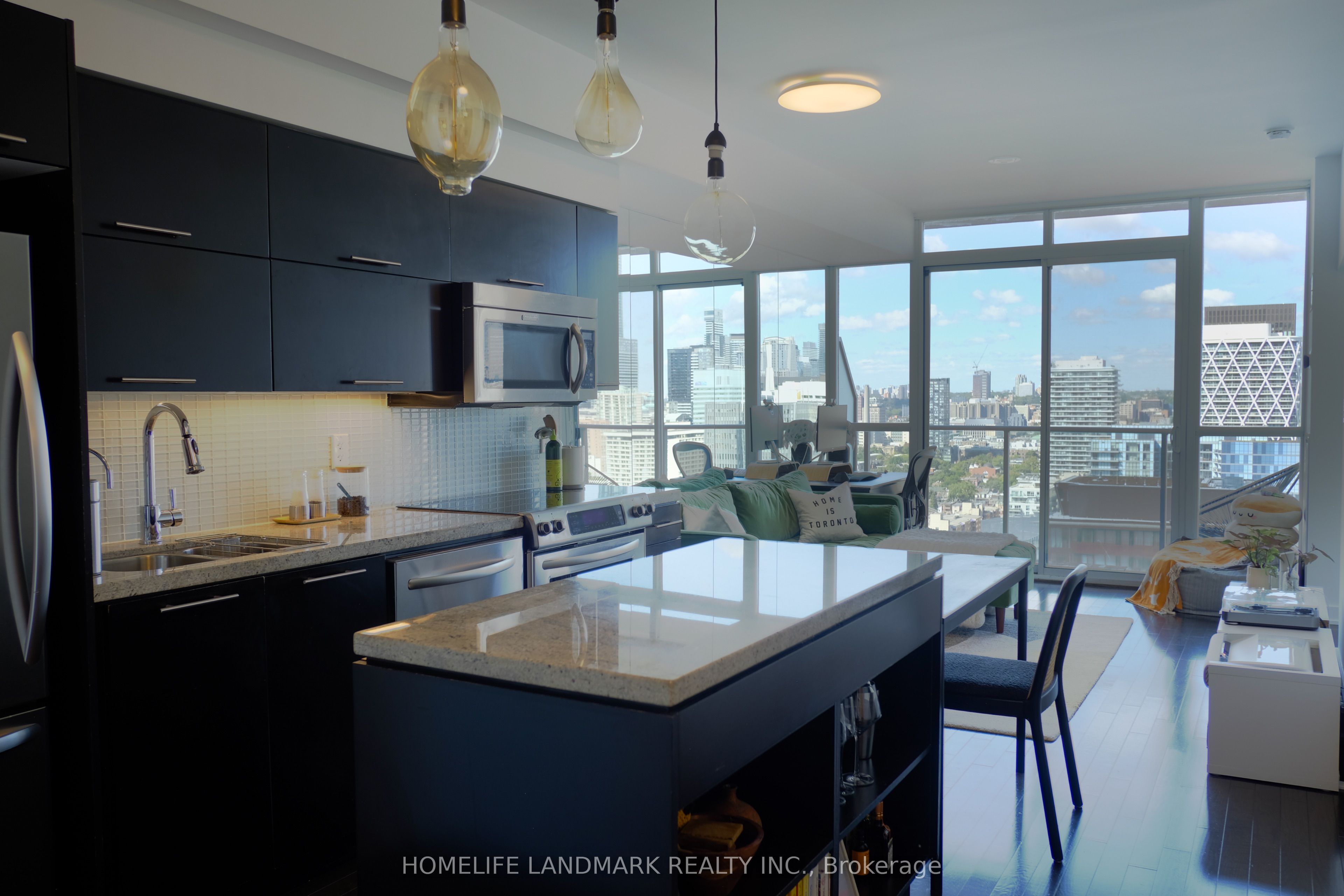 126 Simcoe Street 3306