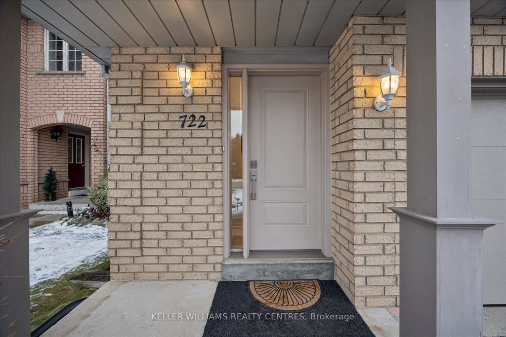 Photo of 722 Walpole Crescent, Newmarket, ON L3X 2B1 (MLS # N12698154)
