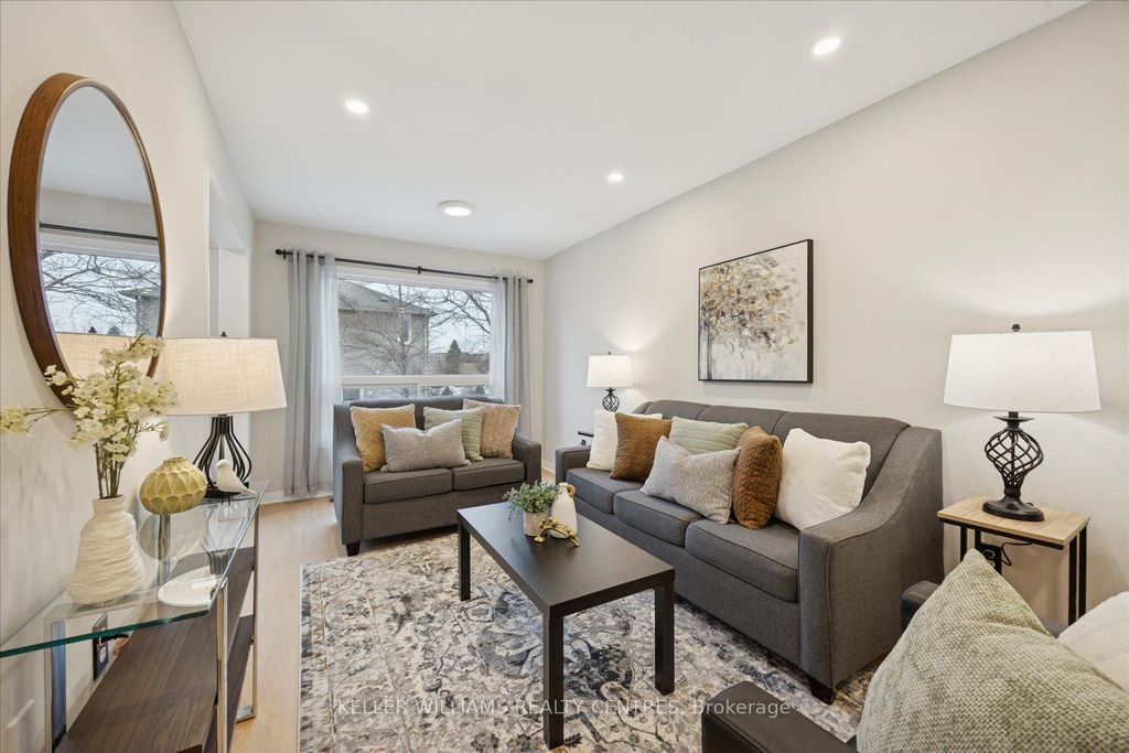 Photo of 722 Walpole Crescent, Newmarket, ON L3X 2B1 (MLS # N12698154)