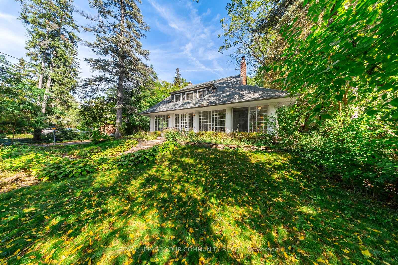 1173 Queen Victoria Avenue