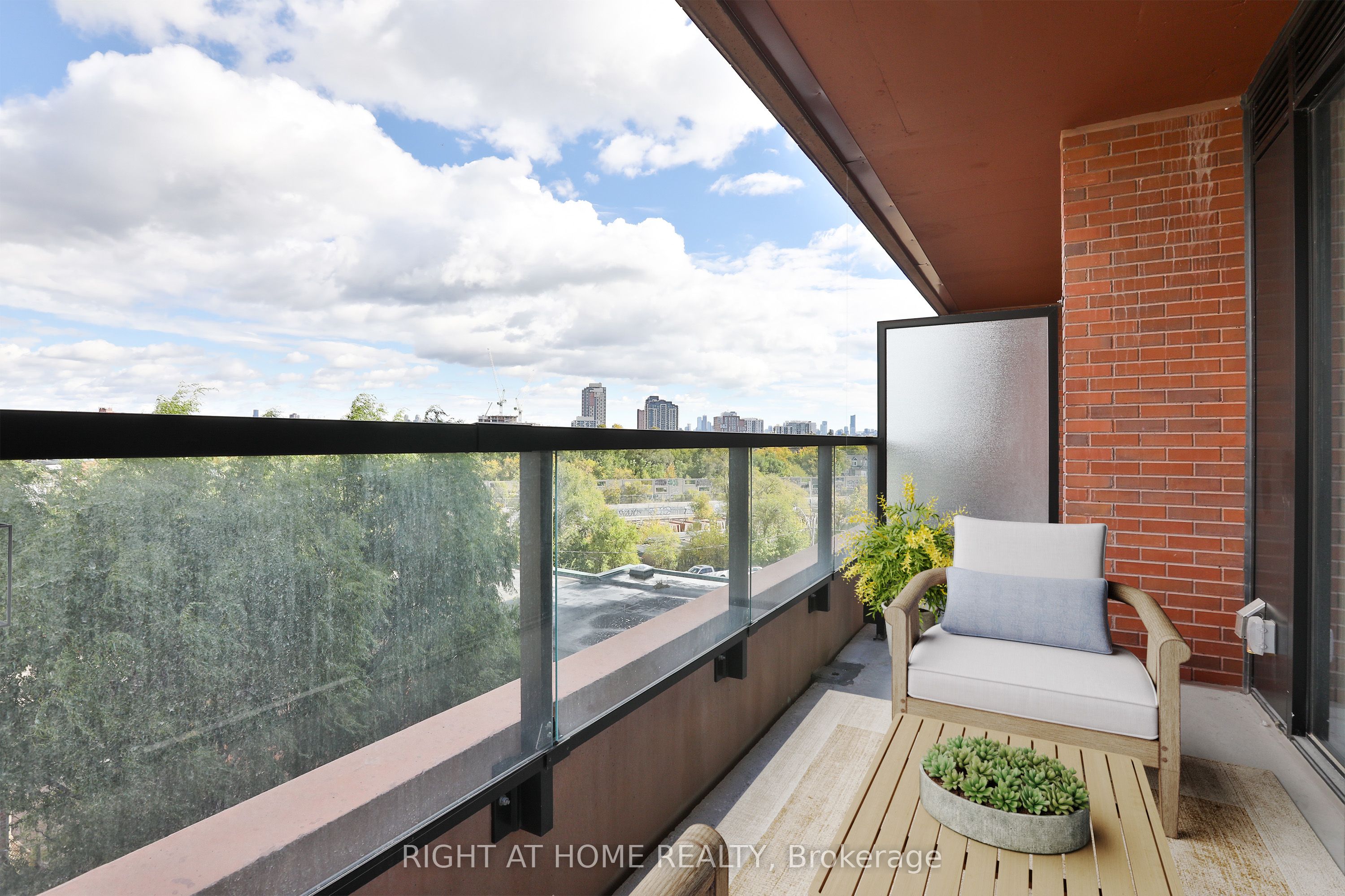 2720 Dundas Street W 512