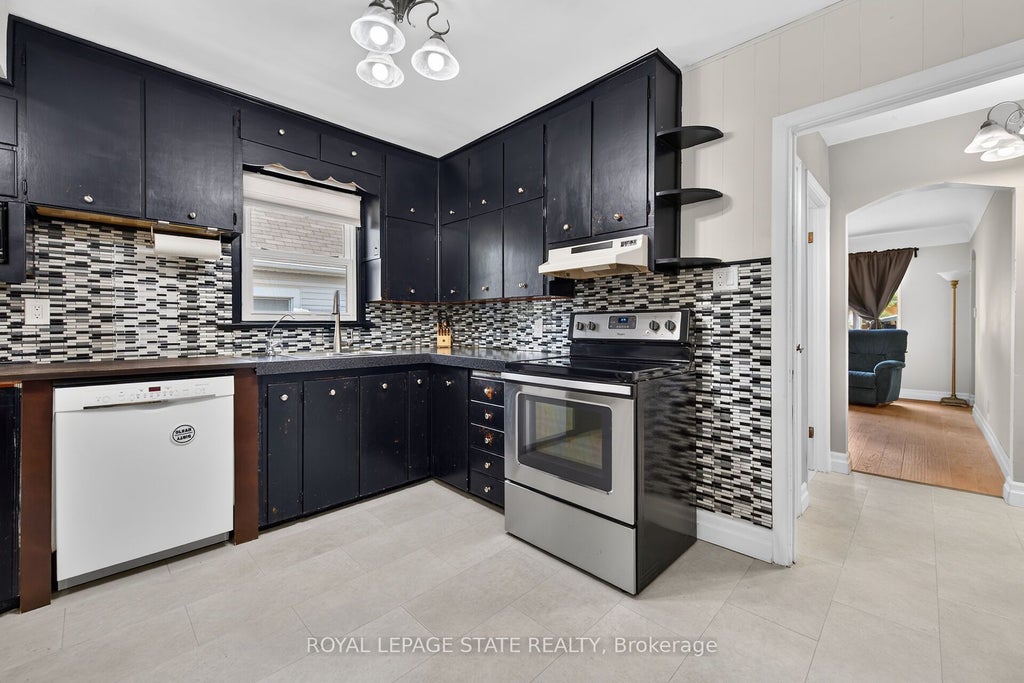Photo of 302 East 28th Street, Hamilton, ON L8V 3J3 (MLS # X13763884)