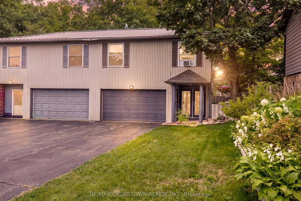 Photo of 6 Ashdale Court, Barrie, ON L4M 5B5 (MLS # S13716046)