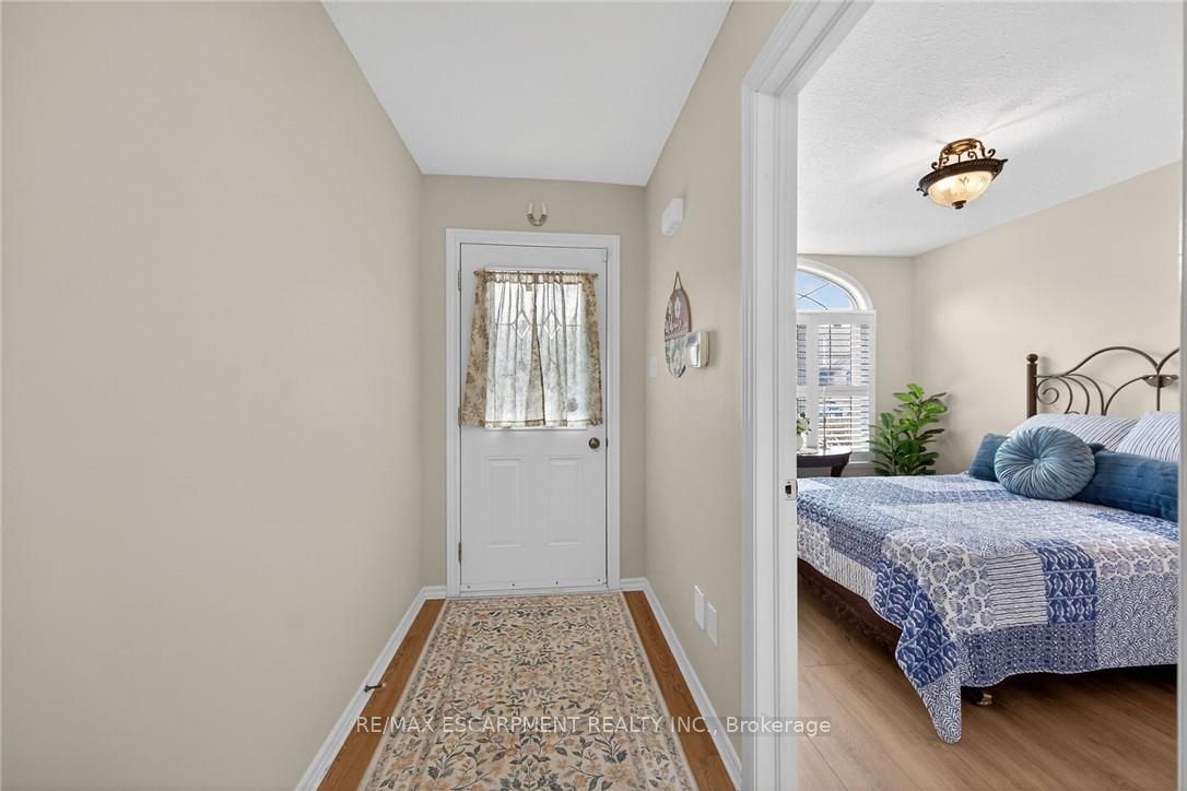 510 Queensway Street W 33