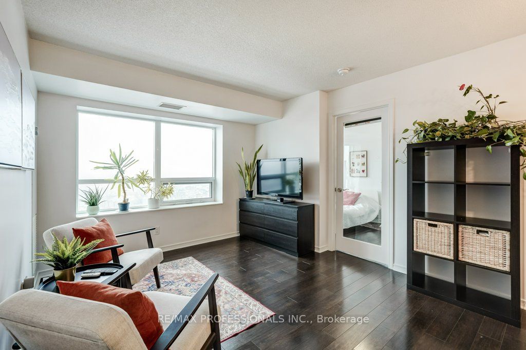 60 Heintzman Street 930