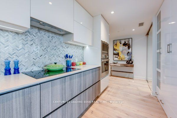 151 Avenue Road 706