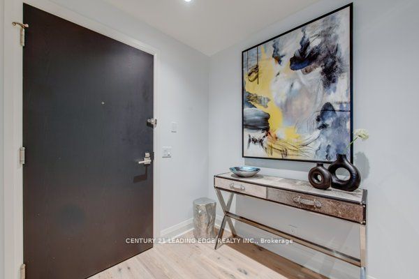 151 Avenue Road 706