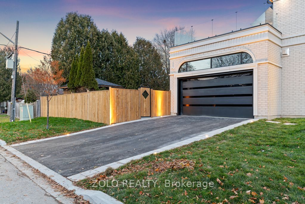 Photo of 52 Child Drive, Aurora, ON L4G 1Y5 (MLS # N12565442)