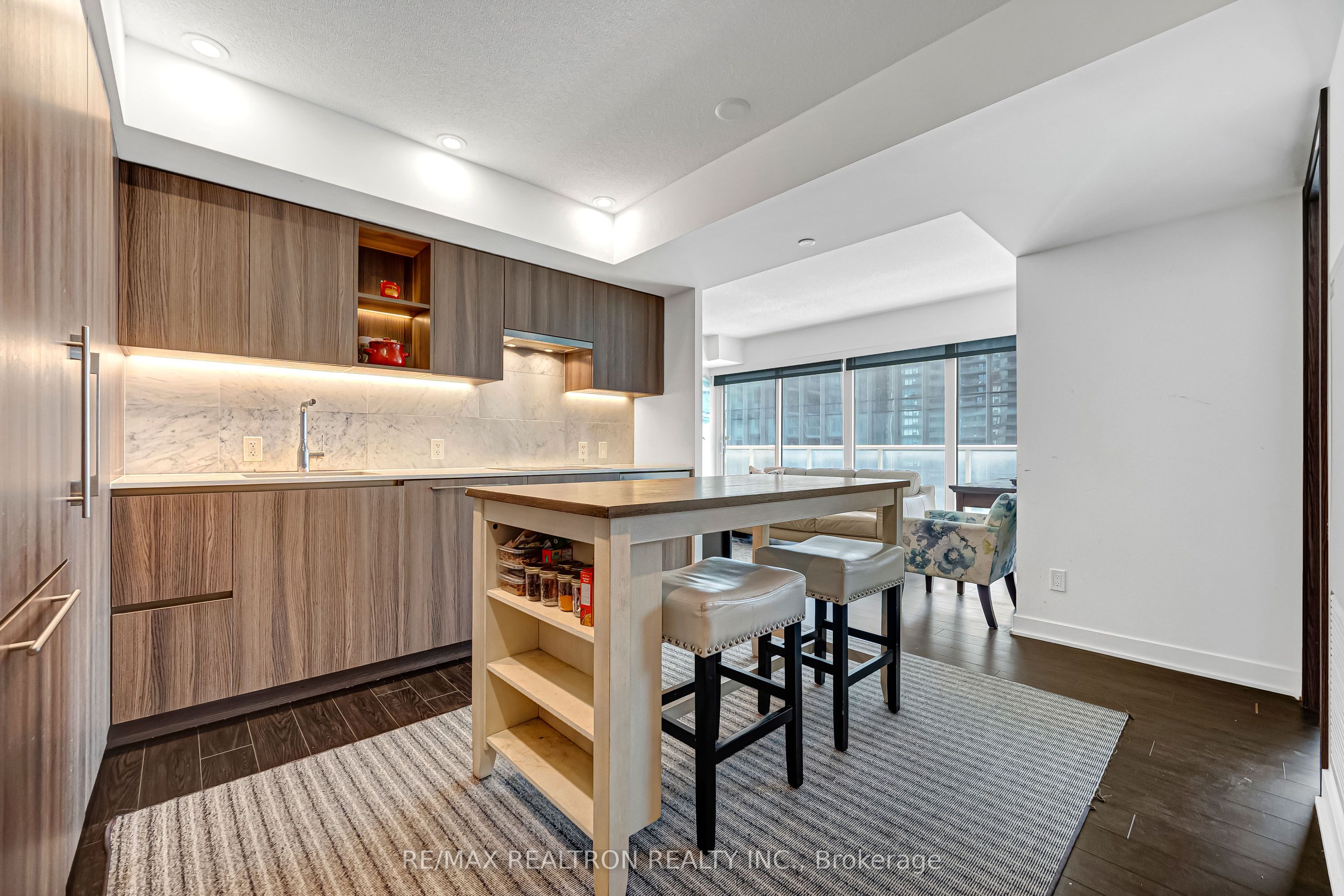 19 Bathurst Street 811