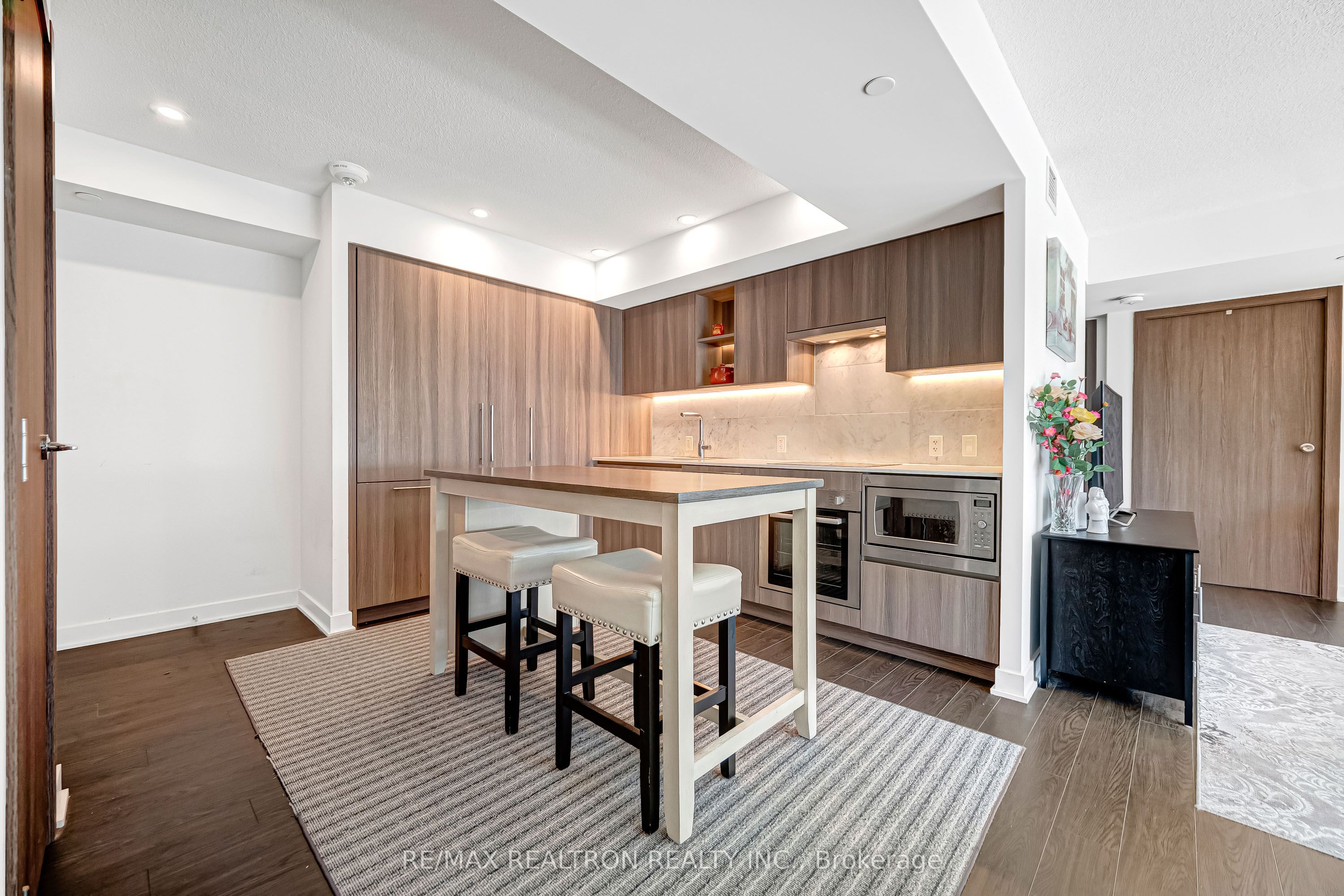 19 Bathurst Street 811
