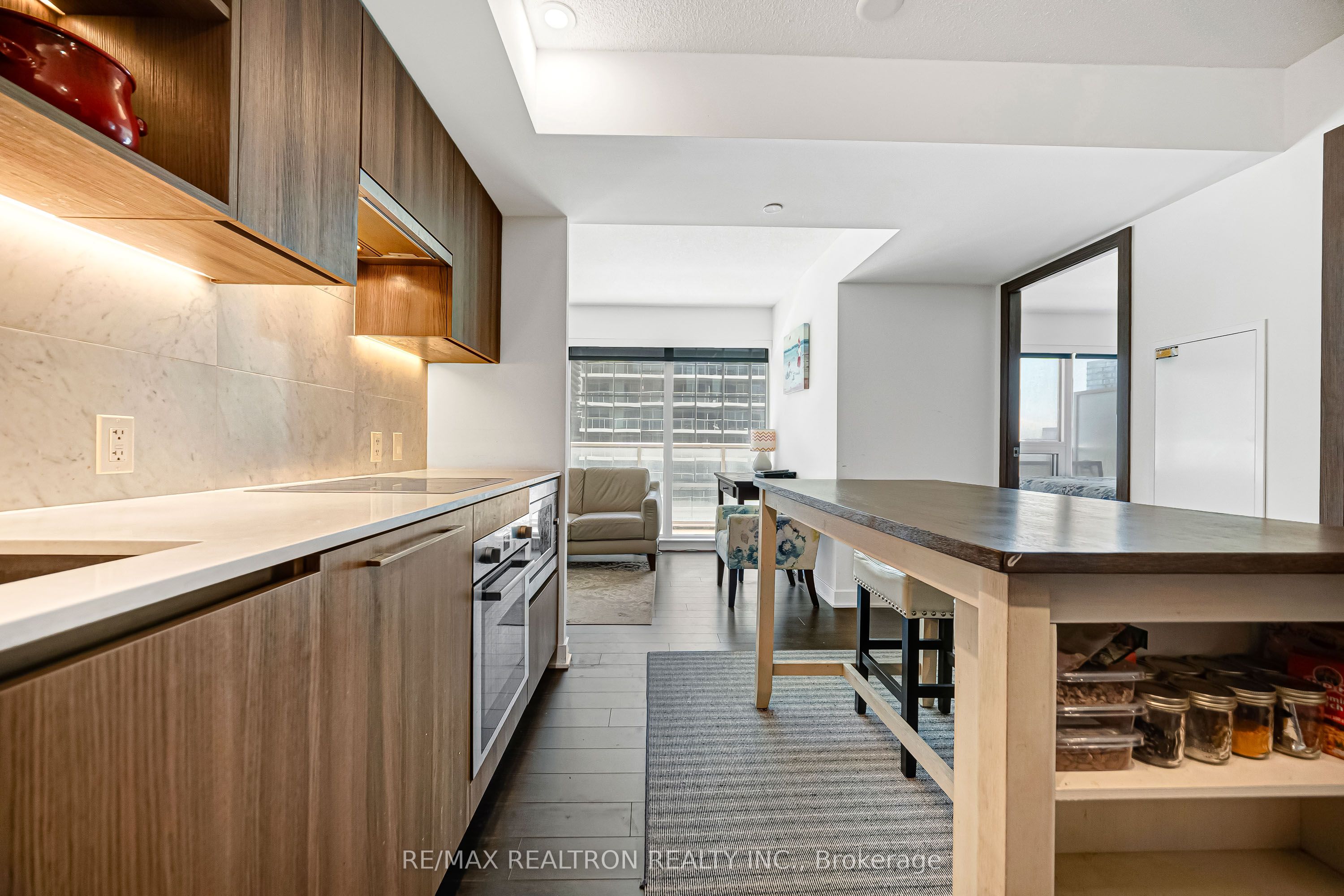 19 Bathurst Street 811