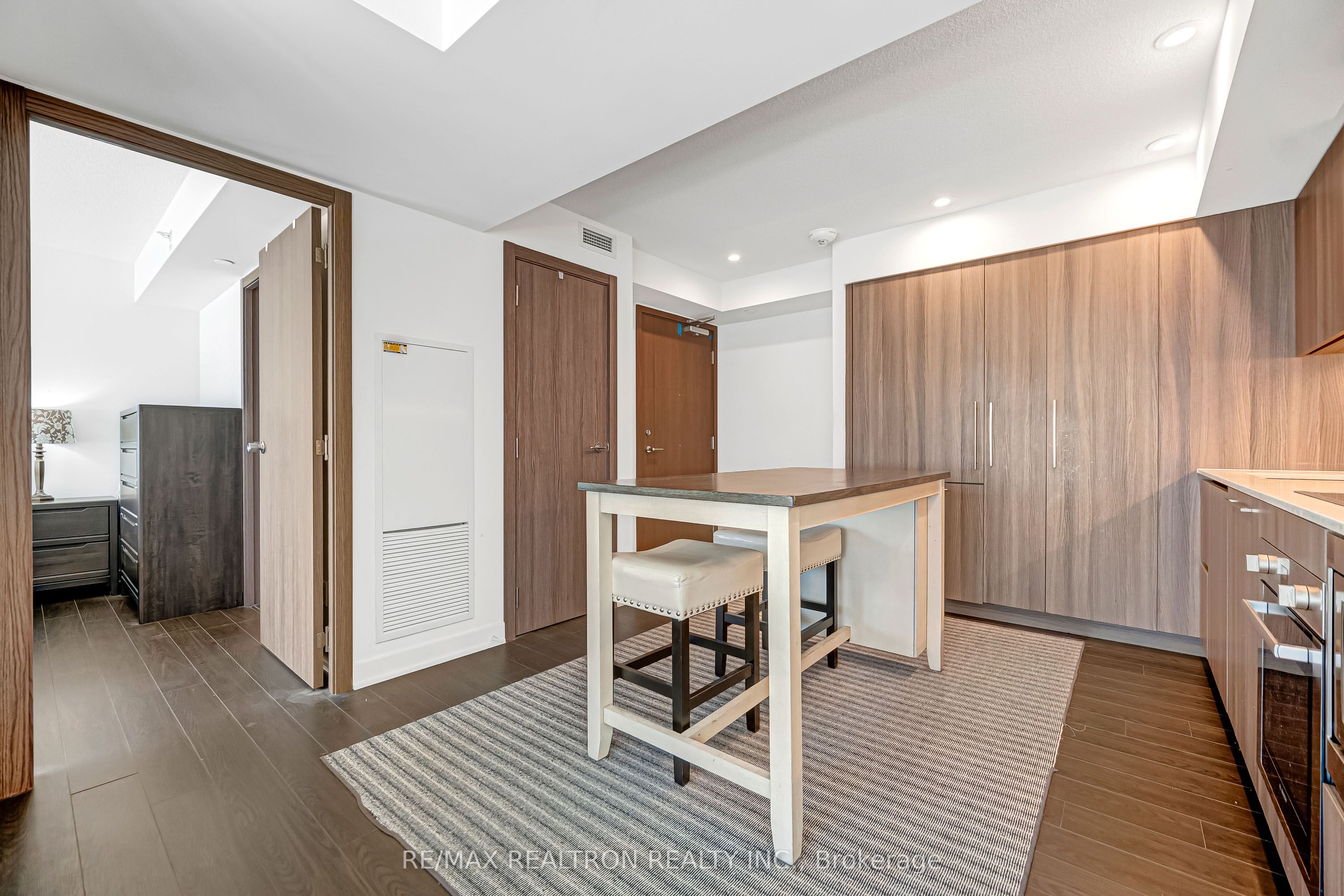 19 Bathurst Street 811