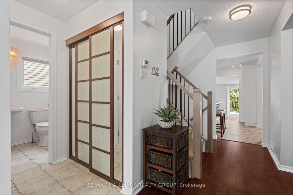 Photo of 6068 MEADOWGLEN Drive, Orleans - Convent Glen and Area, ON K1C 5R7 (MLS # X12906472)