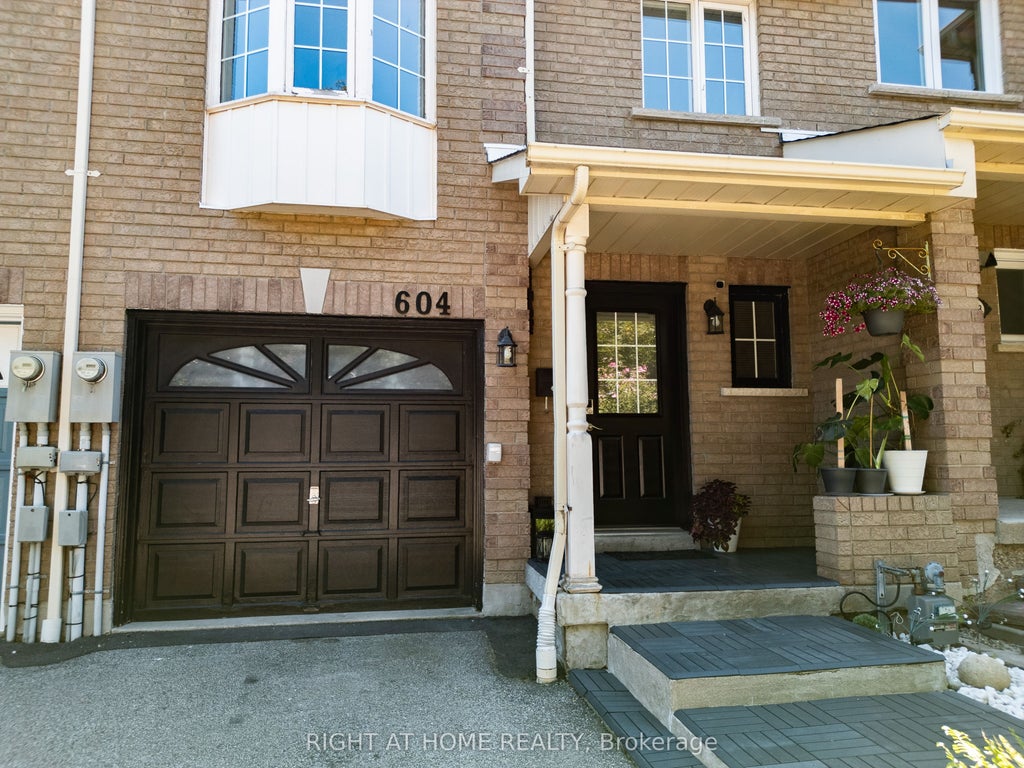 Photo of 604 Lumberton Crescent, Mississauga, ON L4Z 3Z6 (MLS # W13720832)