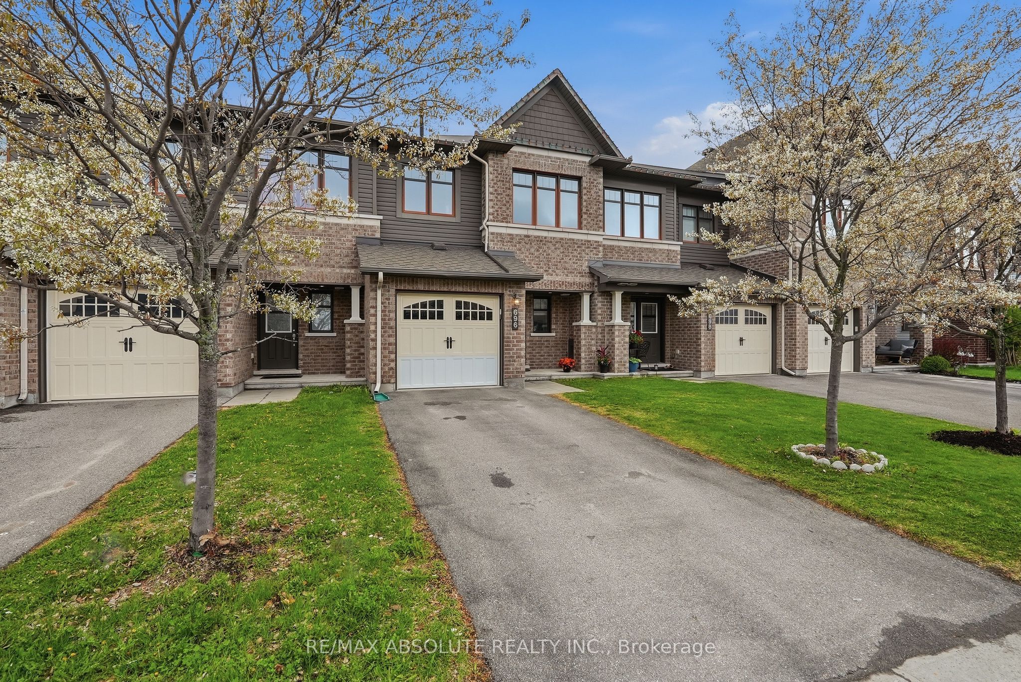 Photo 1 of 44 — 696 Trigoria Crescent, Orleans - Cumberland and Area, ON K4A 1A8