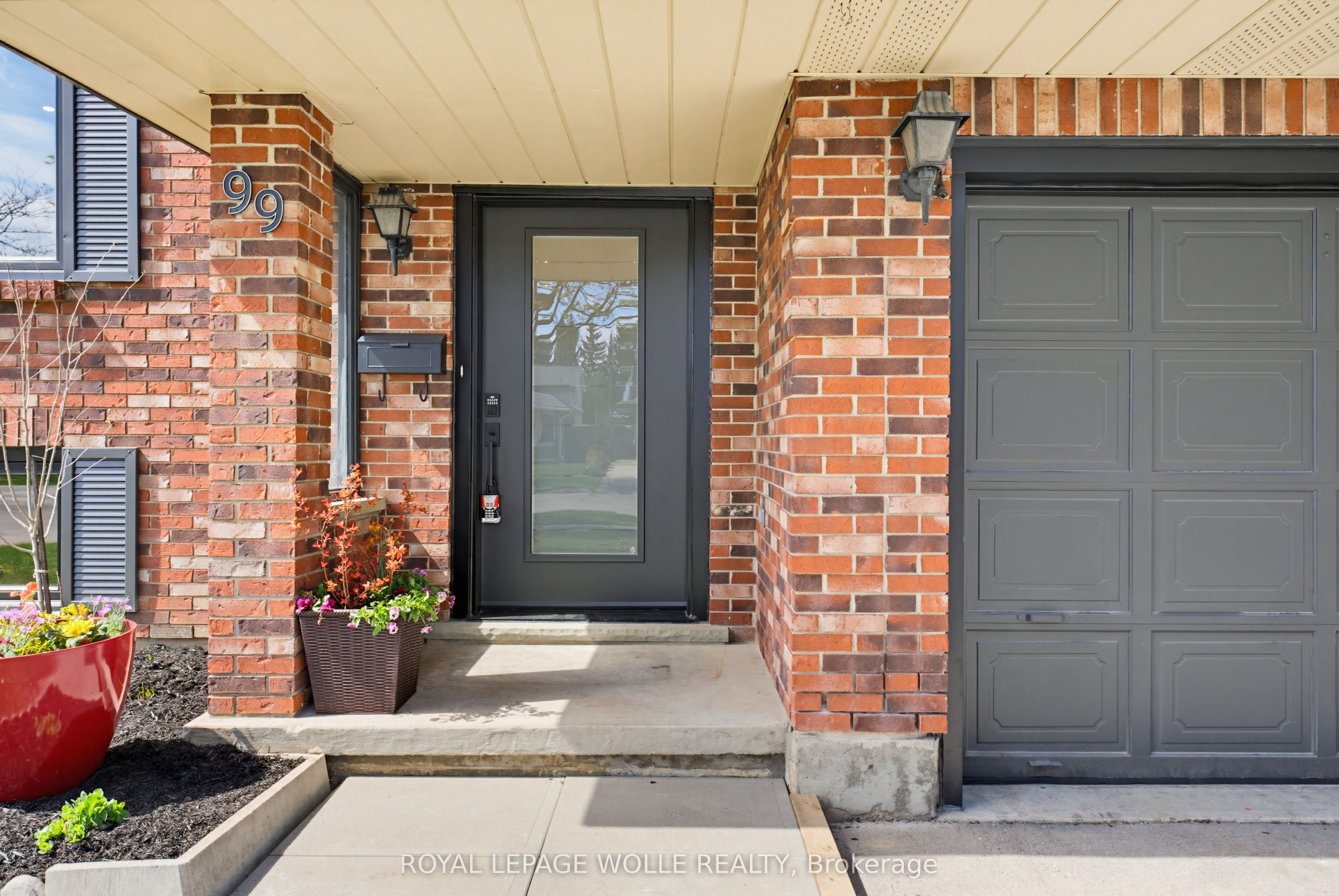 99 Oakhurst Crescent