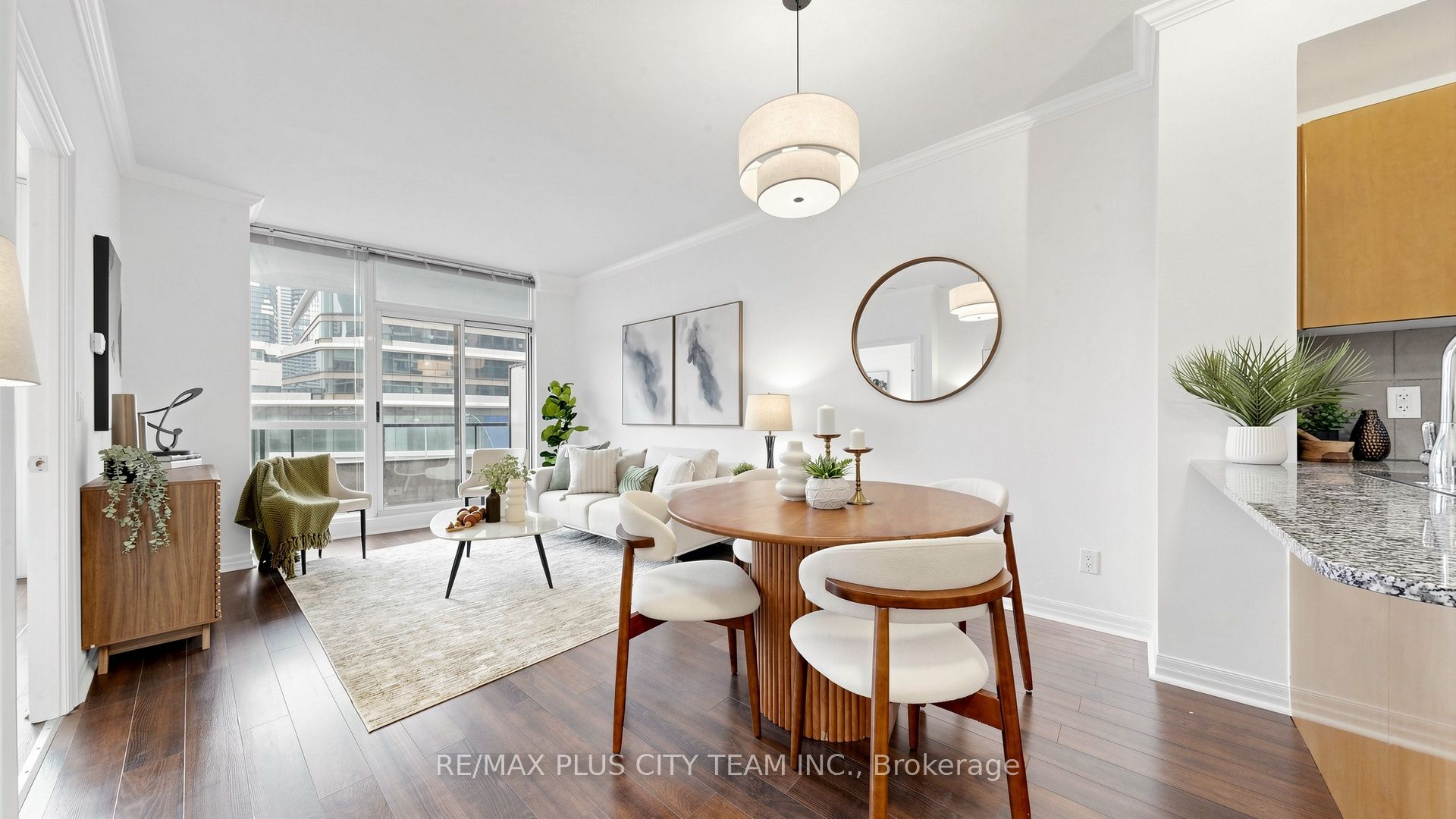 16 Yonge Street 303