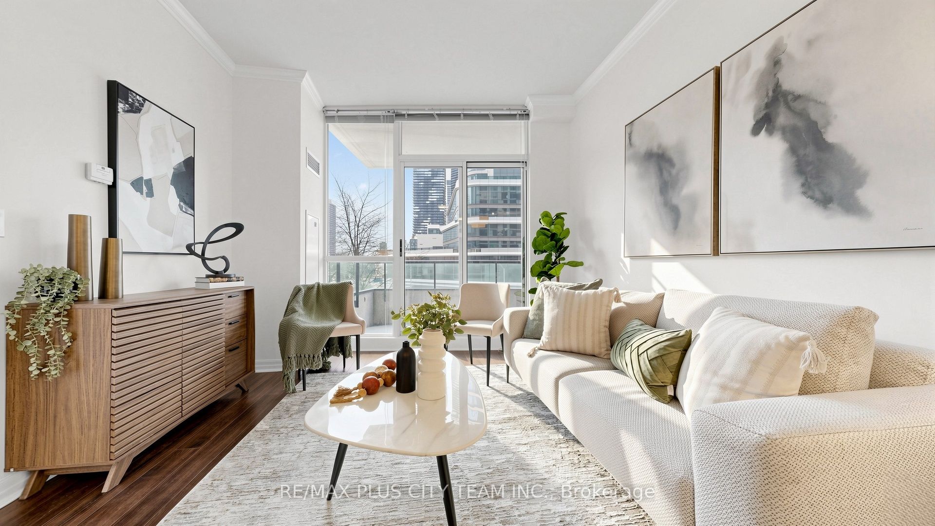 16 Yonge Street 303