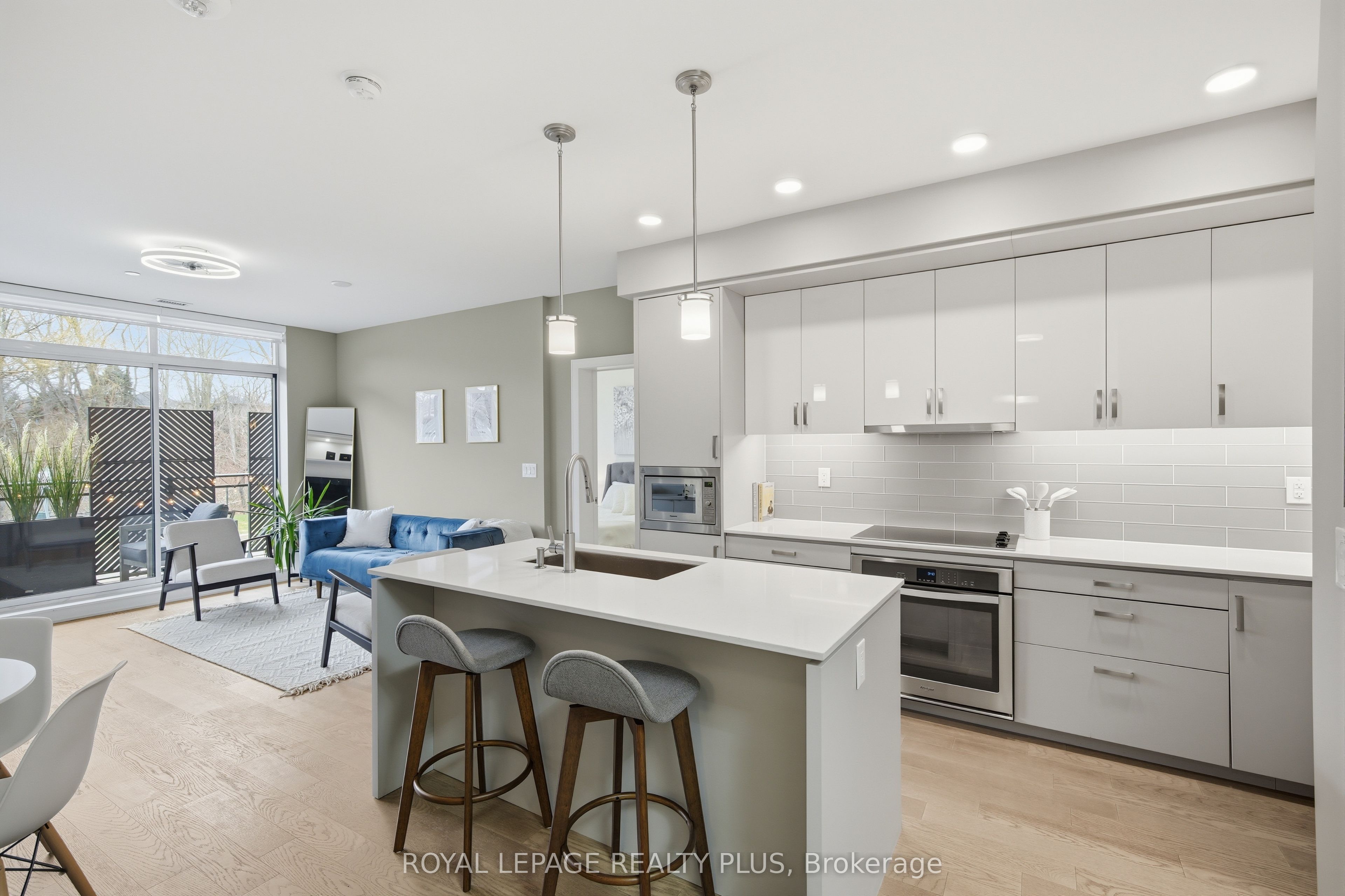 1575 Lakeshore Road W 105