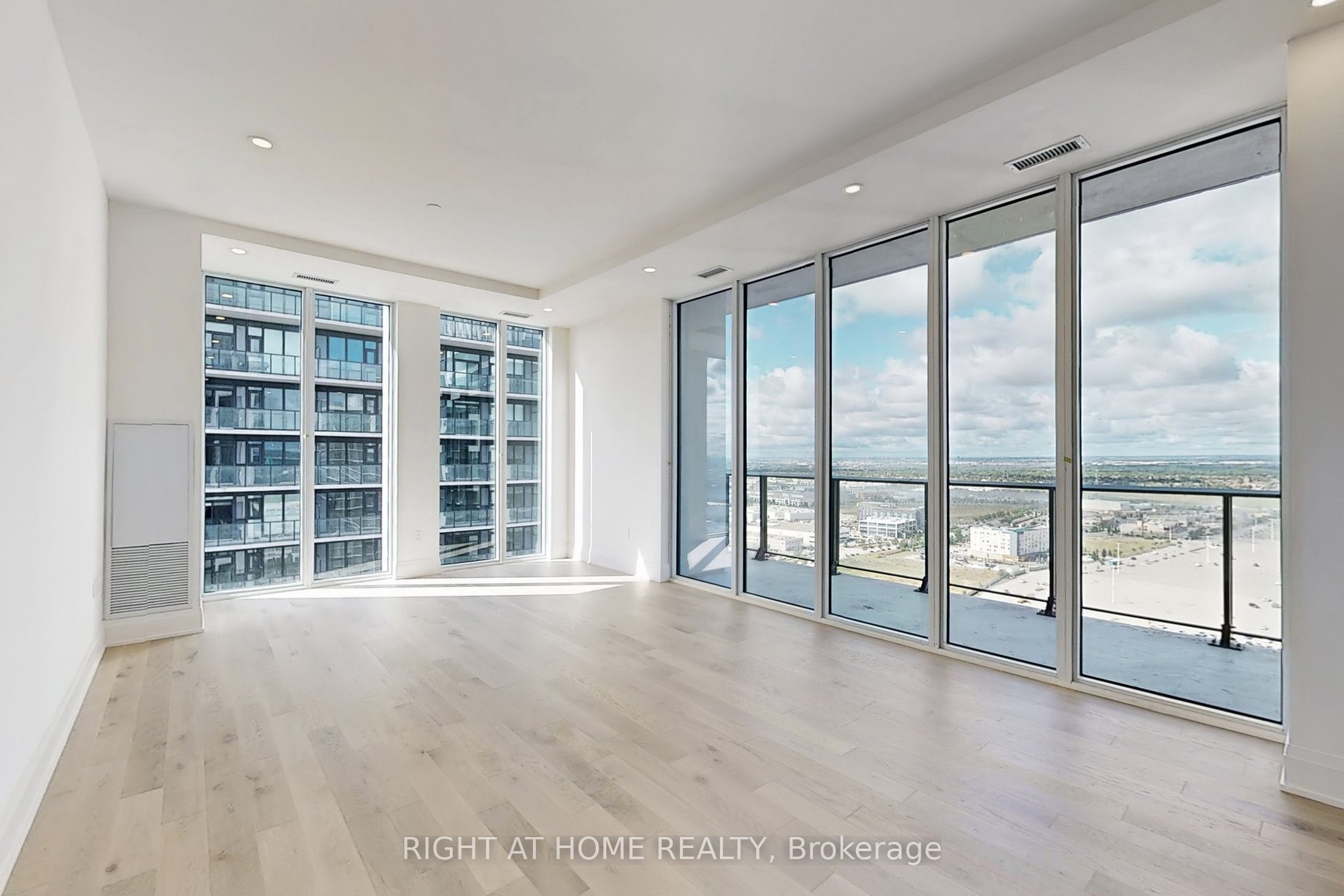 8960 Jane Street LPH106