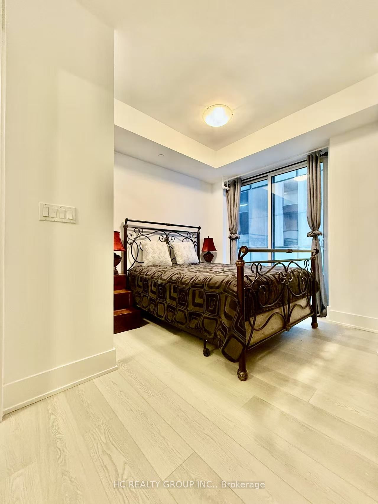 200 Bloor Street W 1405