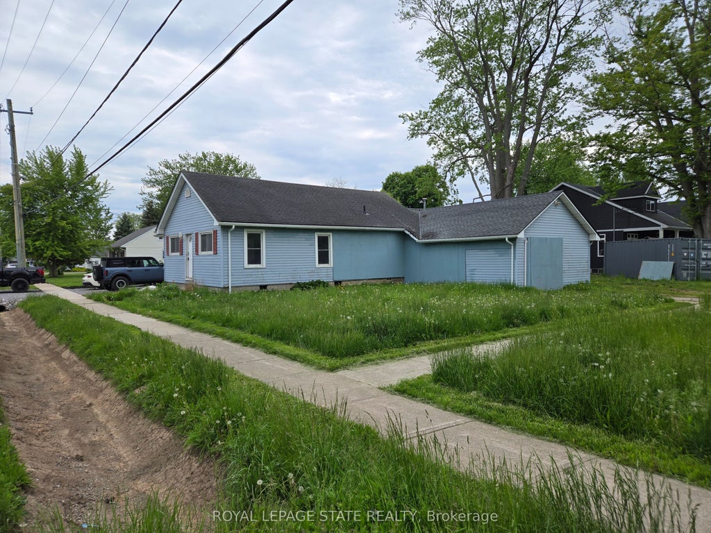 Photo of 303 Ridge Road S, Fort Erie, ON L0S 1N0 (MLS # X13601240)