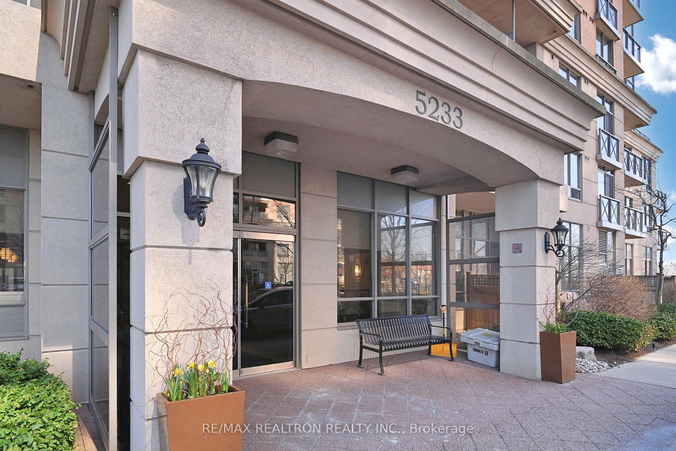 5233 Dundas Street W 1625