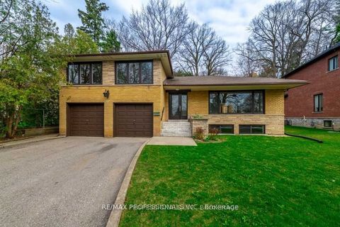 22 Fabian Place Toronto ON M9P 2X7