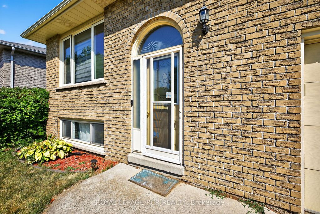 Photo of 21 Crown Crescent, Bradford West Gwillimbury, ON L3Z 2M7 (MLS # N12450610)